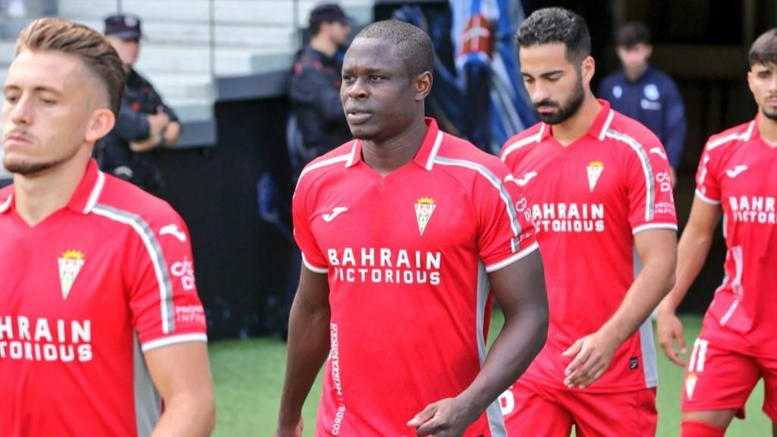 Fomeyem, en el centro de la imagen, salta al campo antes de un partido del Córdoba CF.