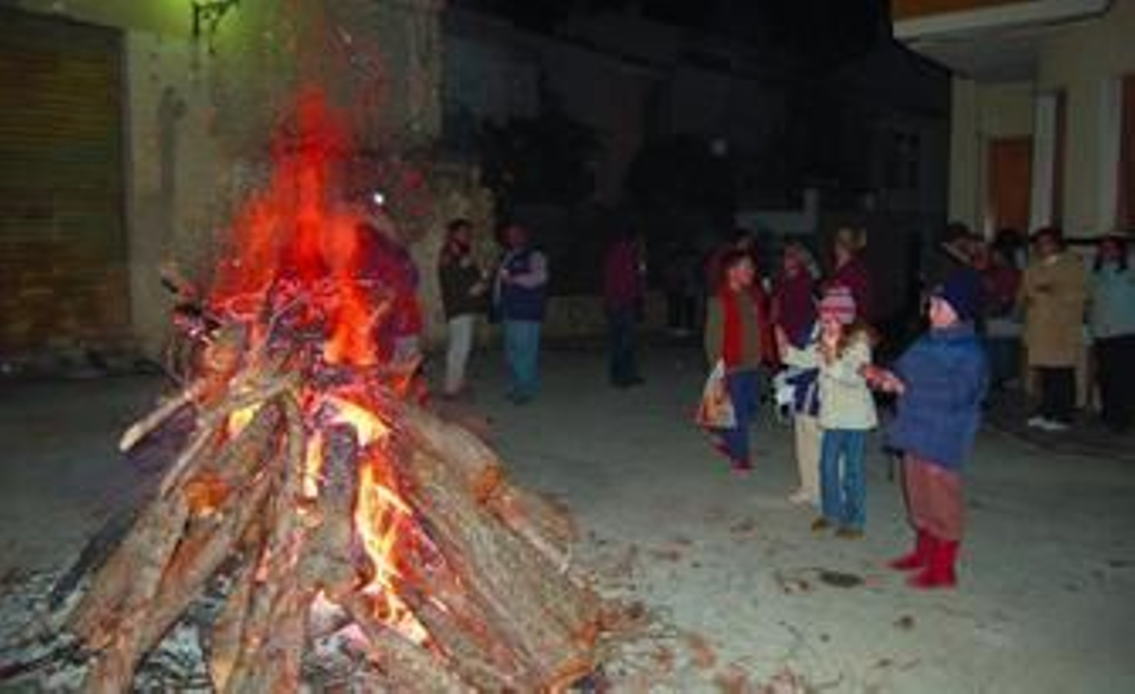 San Antón es el patrón de Huéscar, que la noche del miércoles prendió sus hogueras y ayer celebró la procesión con la imagen del santo.