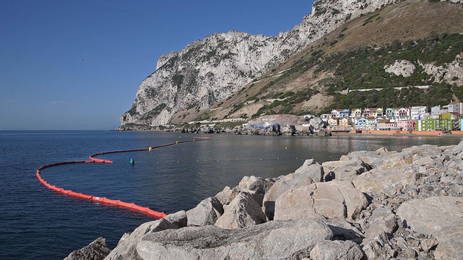 Barreras en la cara oriental del Peñón.