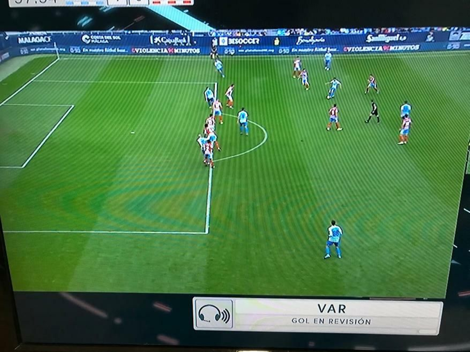 El instante en el que Luis asiste a Sadiku. El instante en el que Luis asiste a Sadiku.