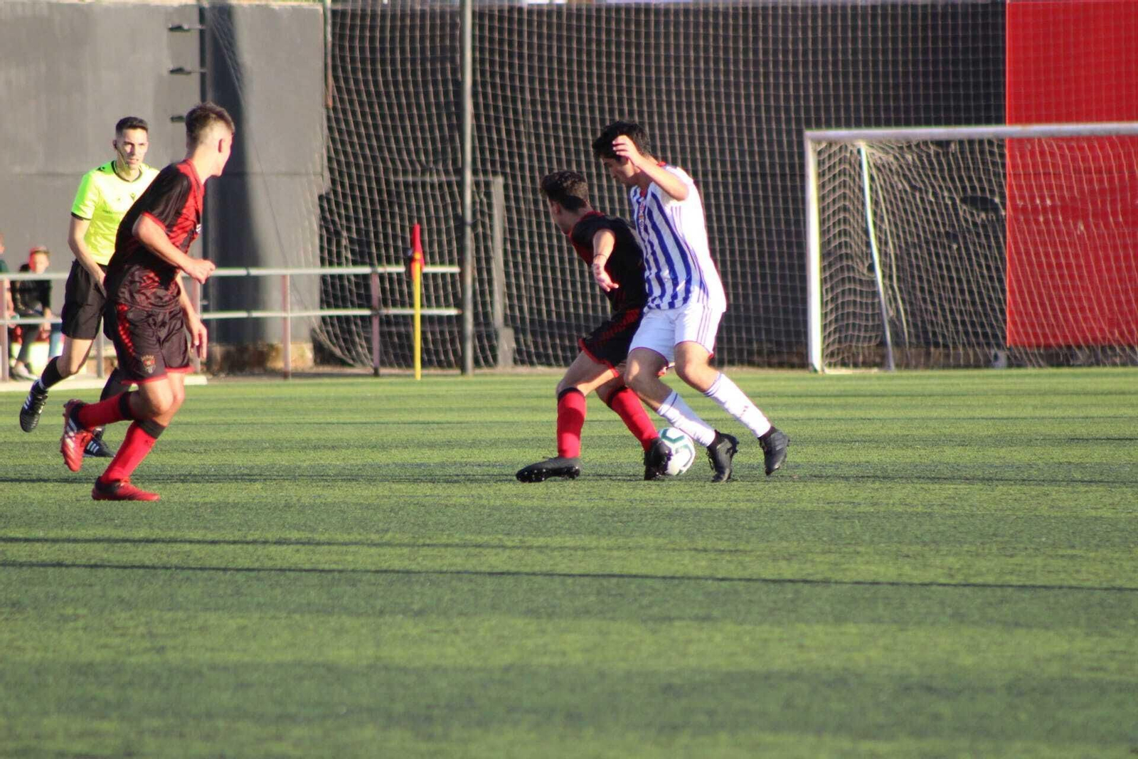 Un jugador del Séneca es presionado por un rival.