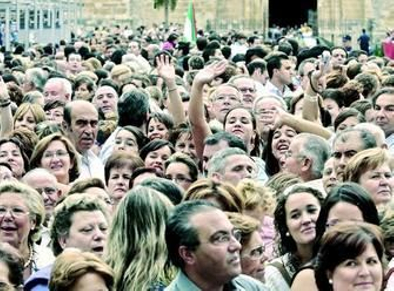 Decenas de personas en la plaza de San Mateo de Lucena, el día en que la ciudad fue visitada por los Príncipes.
