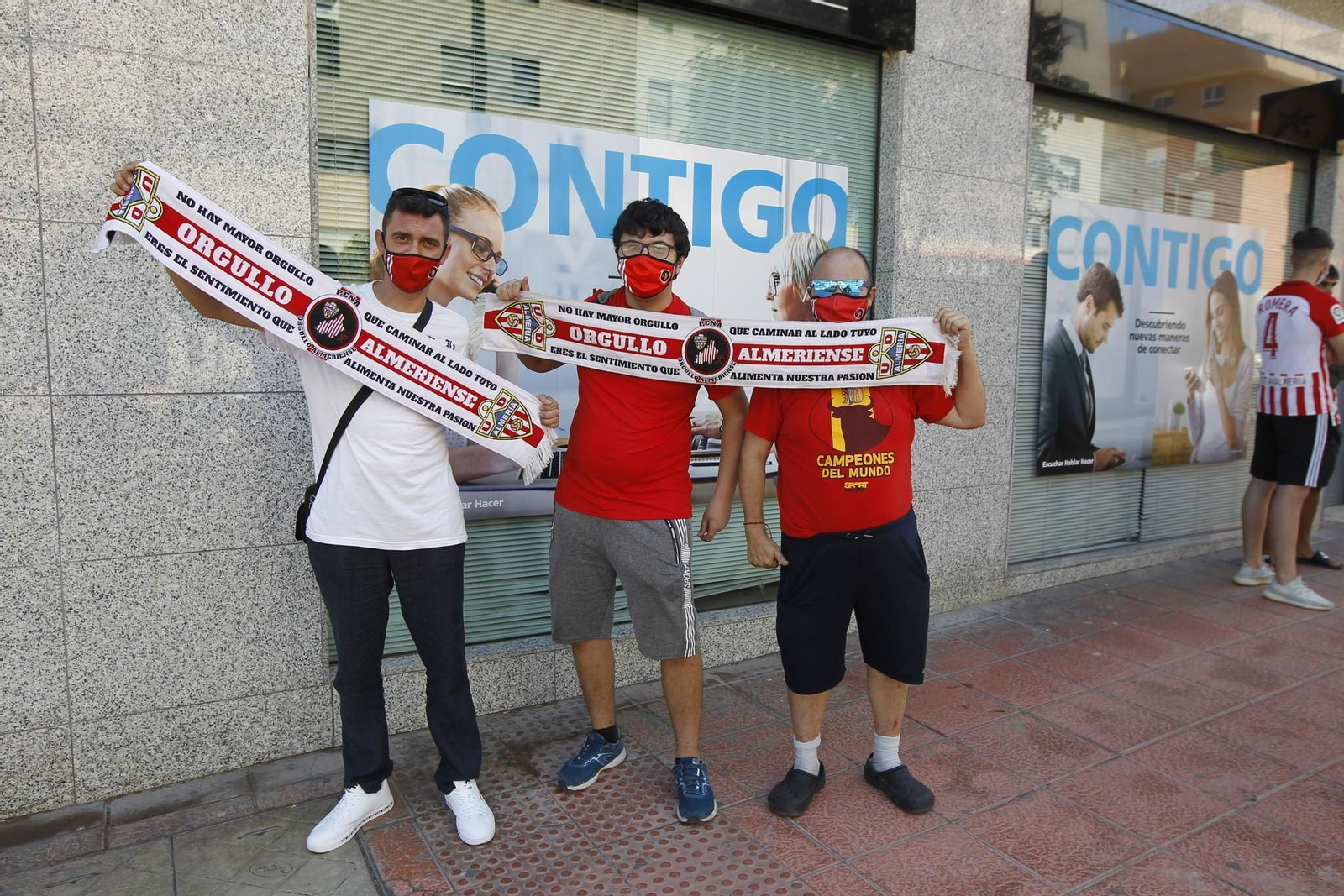 Fotogalería de la afición del Almería antes del partido ante el Girona