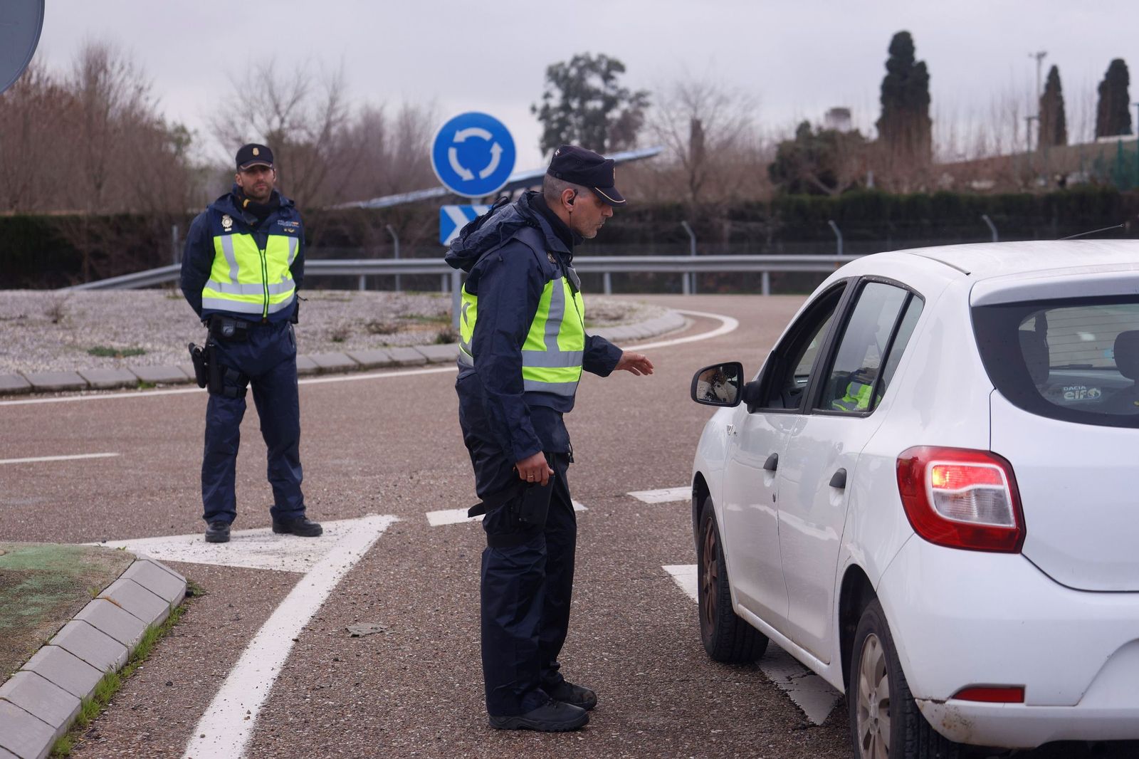 Los vecinos de Alcolea y de las parcelas de Guadalvalle siguen desalojando sus casas, en imágenes