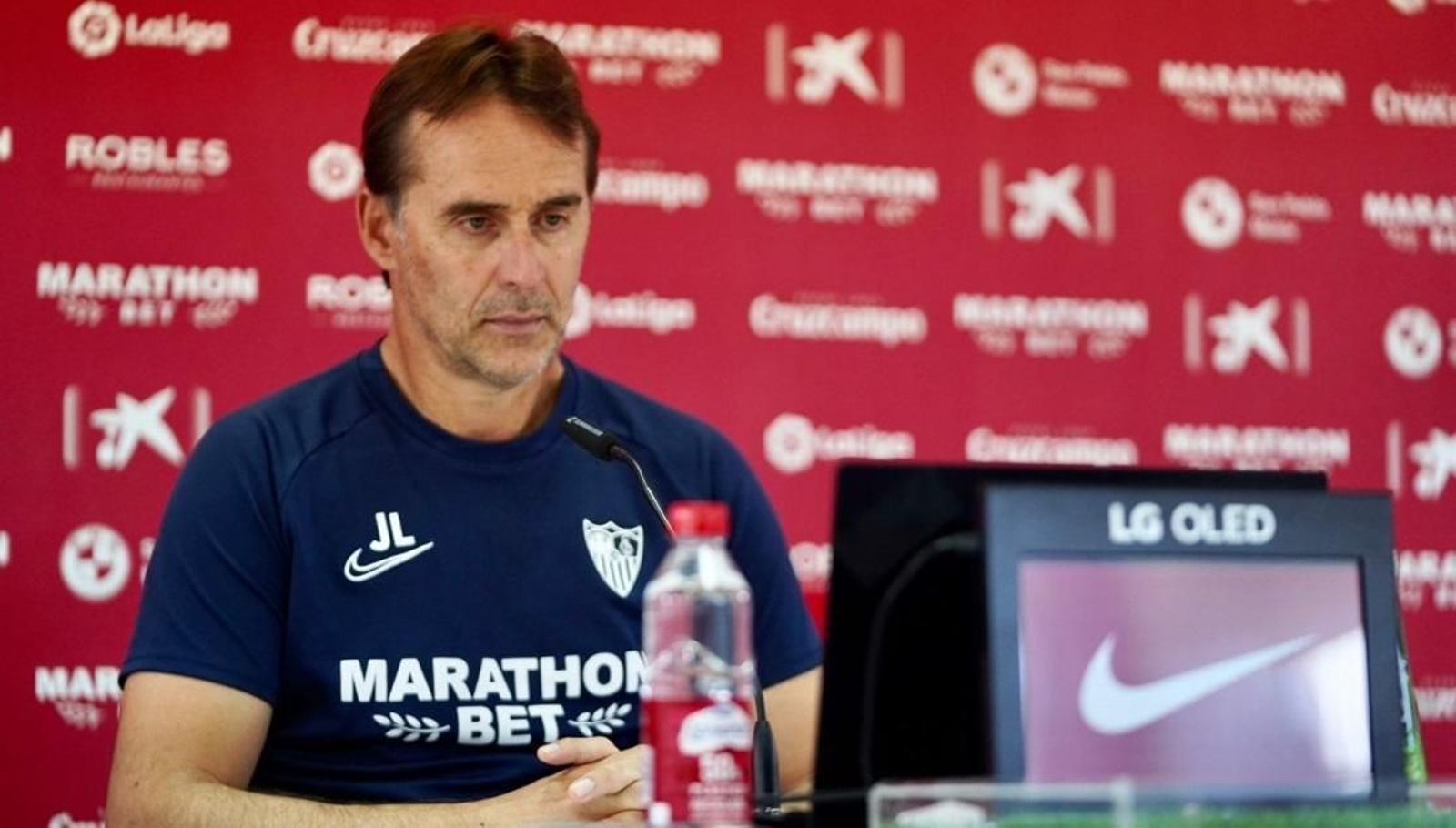 Lopetegui atiende a los medios telemáticamente desde la sala de prensa.