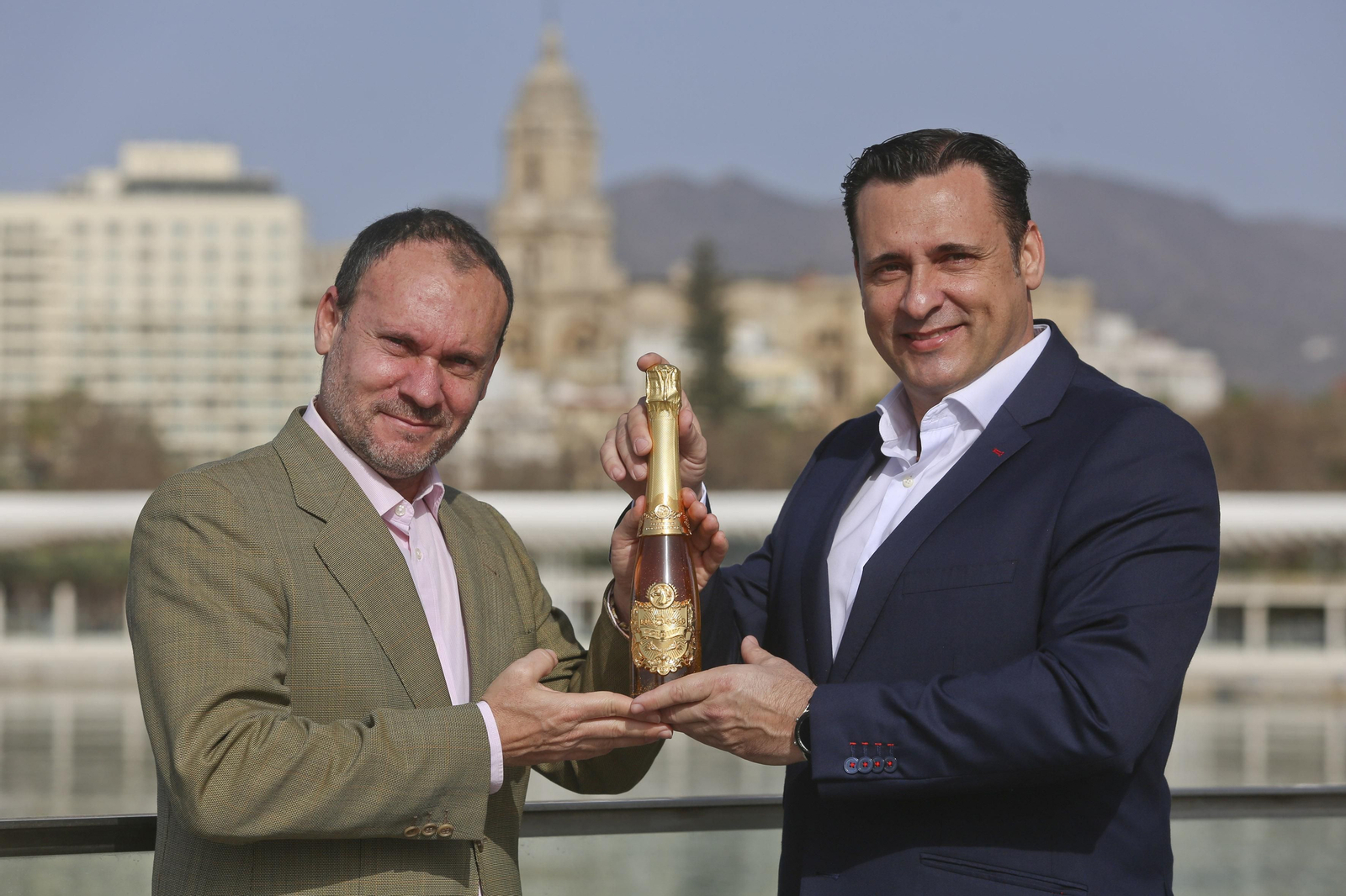 Gustavo y Jorge Keim Haas, con la botella de champán en el Muelle Uno.