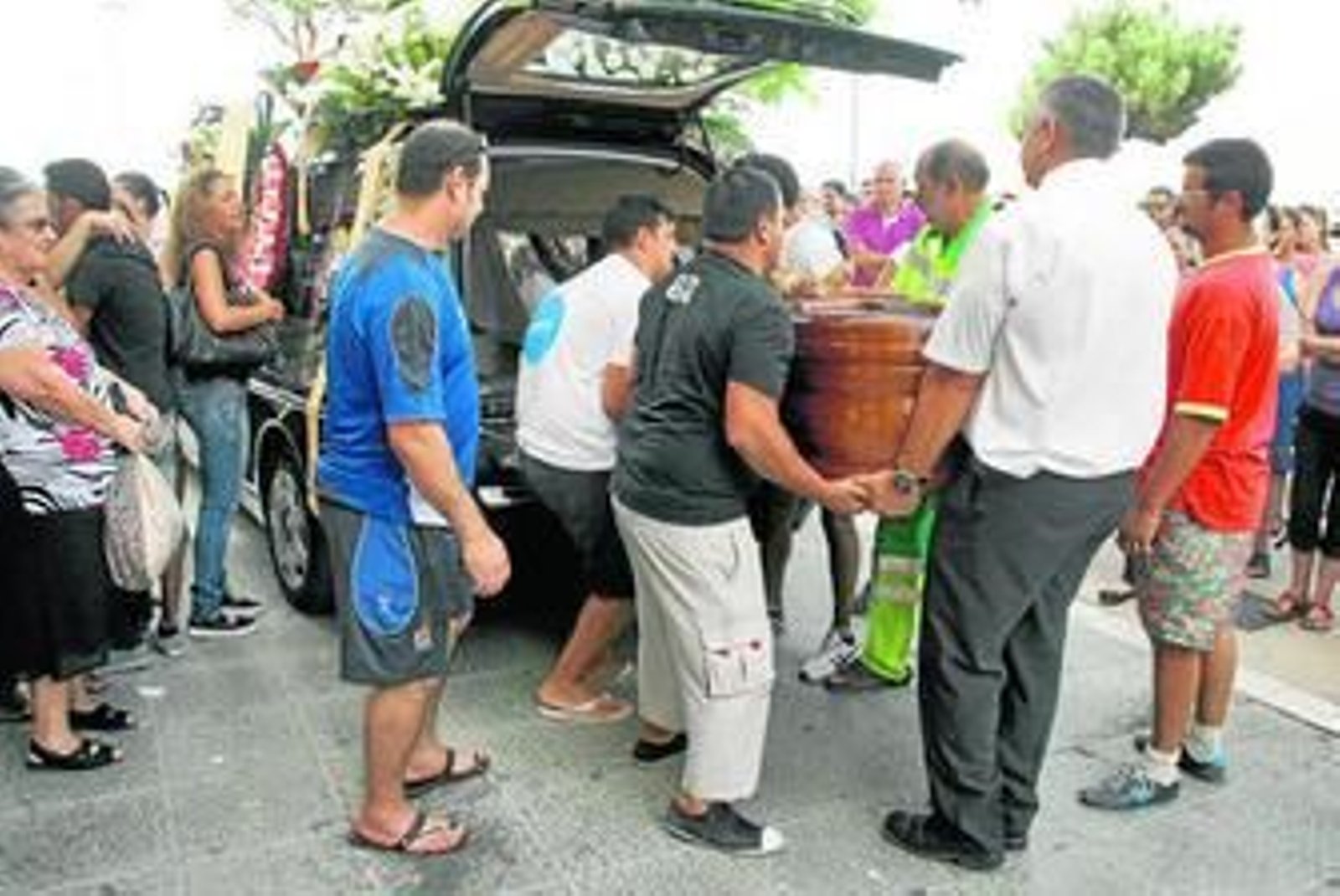 Llegada del féretro con los restos mortales de Sergio Santiago a la iglesia de San Roque.