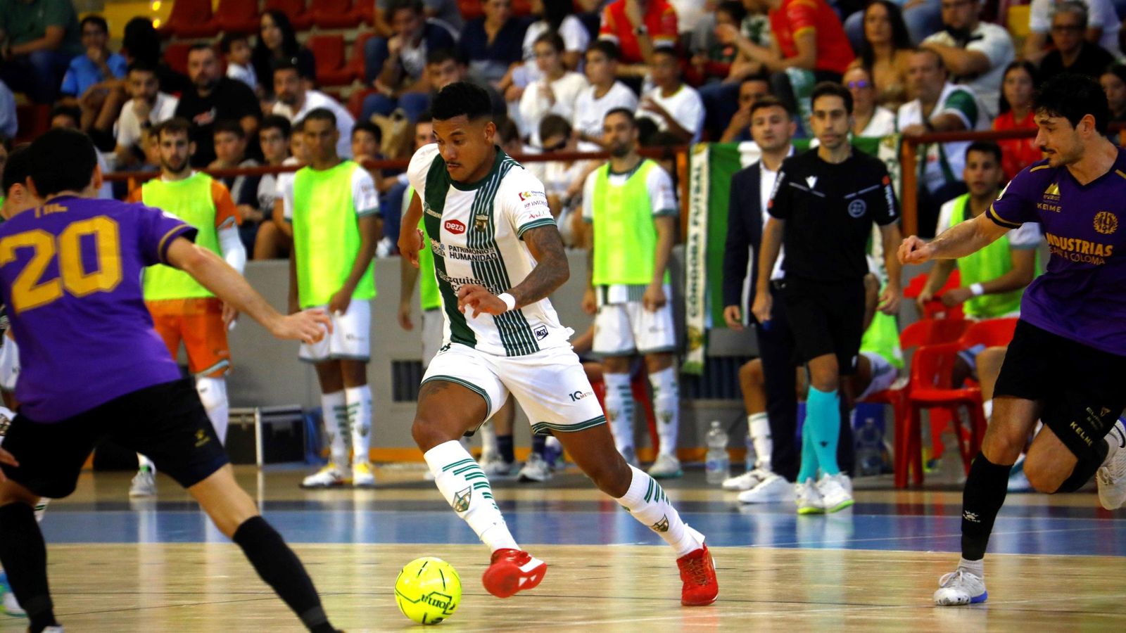 Kaué Pereira conduce el balón en un lance del Córdoba Patrimonio - Industrias Santa Coloma.