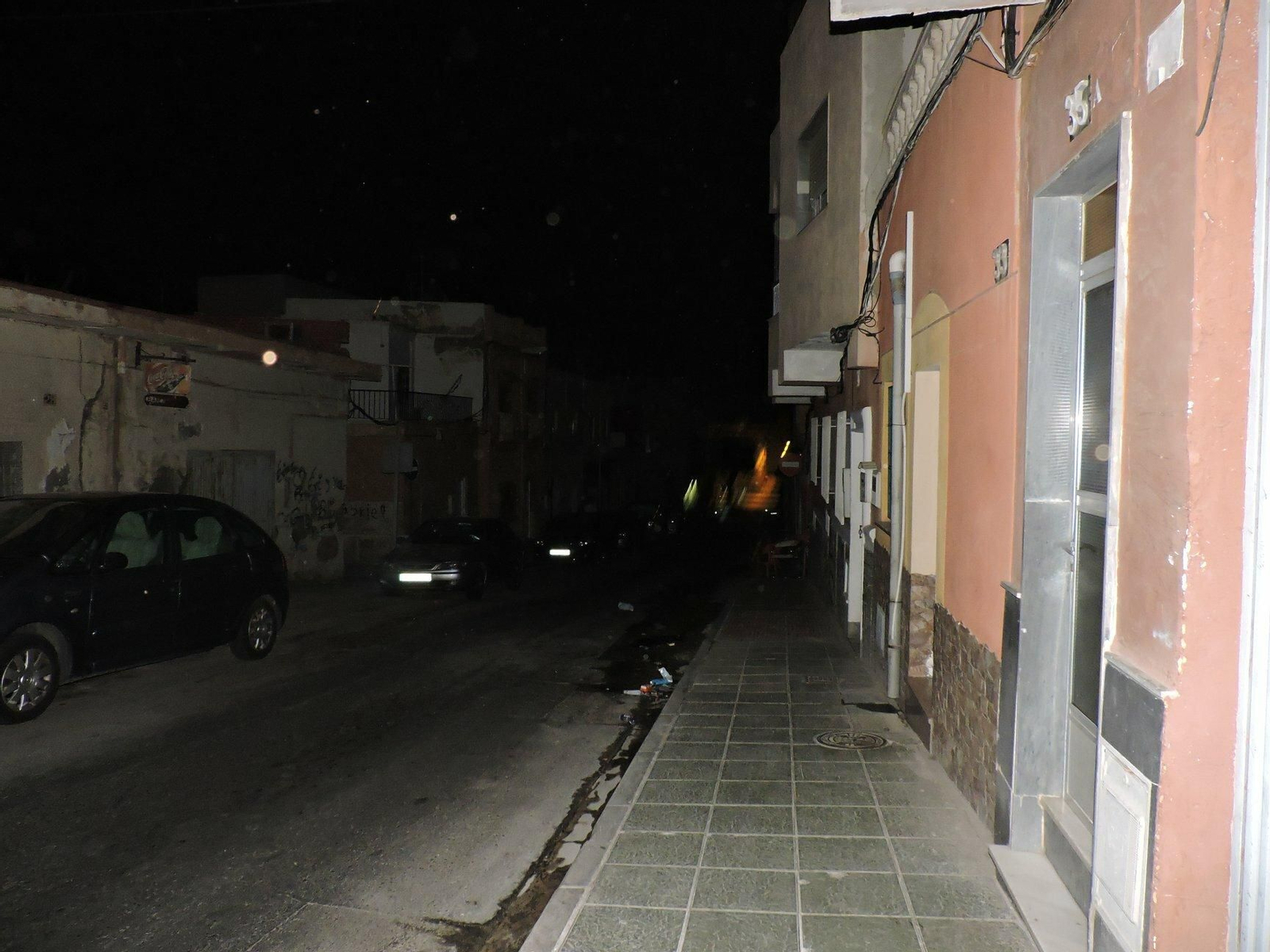 Calle sin luz en el barrio de La Chanca.