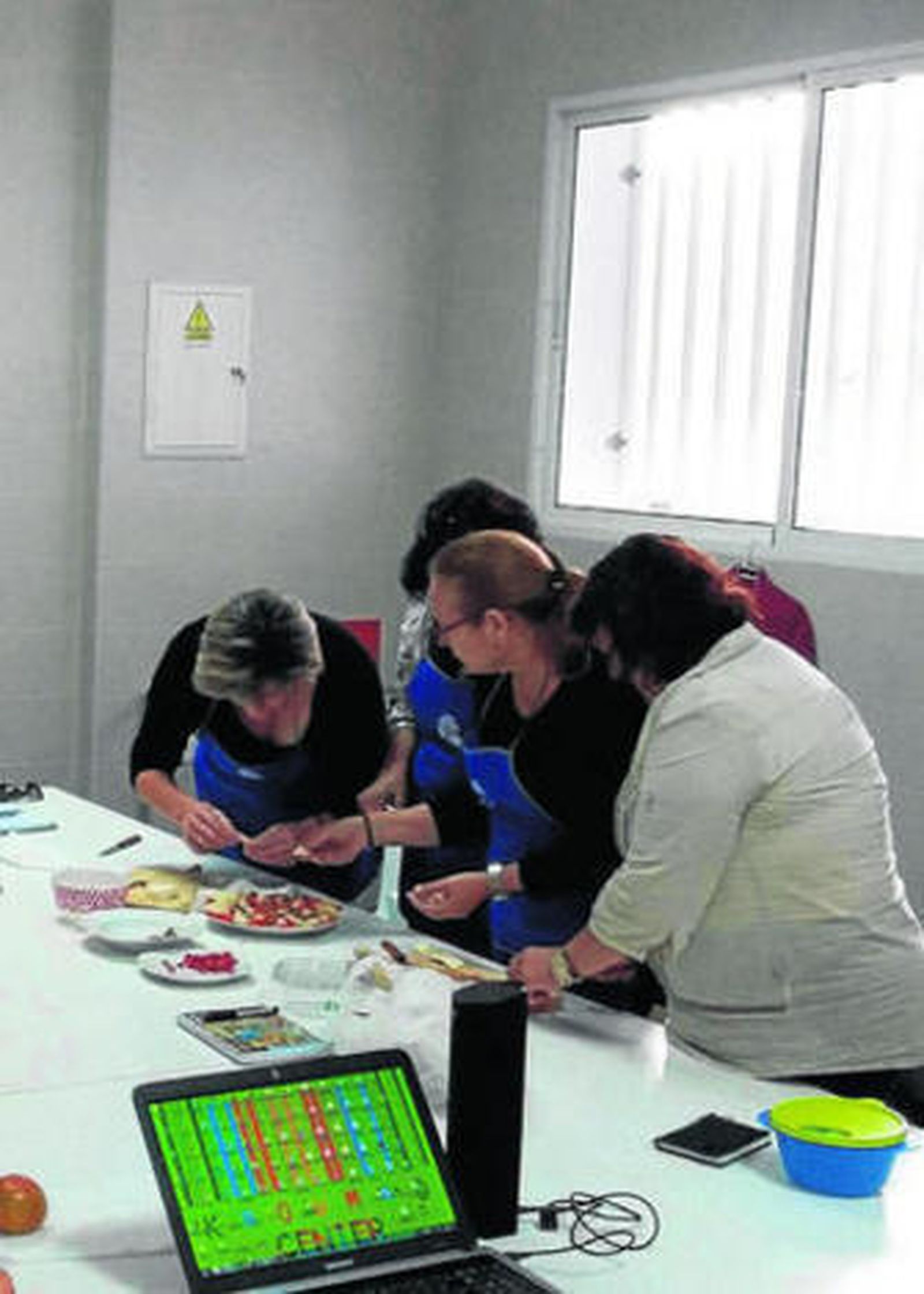 Varias de las aulas confeccionan una ensalada mientras comparte experiencias.