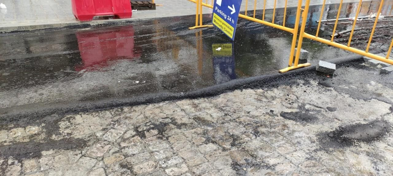 Imagen aportada por la Asociación Vecinal del Centro Histórico, que denuncia que se está enterrando el adoquín bajo el asfalto.