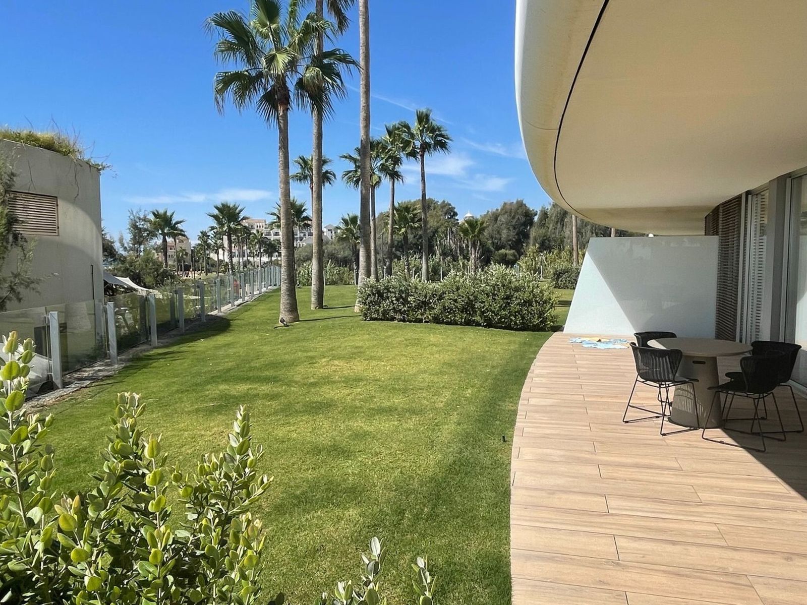 Una de las viviendas de la urbanización The Edge de Estepona.