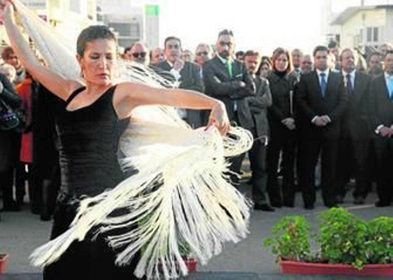 La bailaora Gracia Díaz interpreta 'Meu Fado' ante la atenta mirada de autoridades, agentes sociales y vecinos.