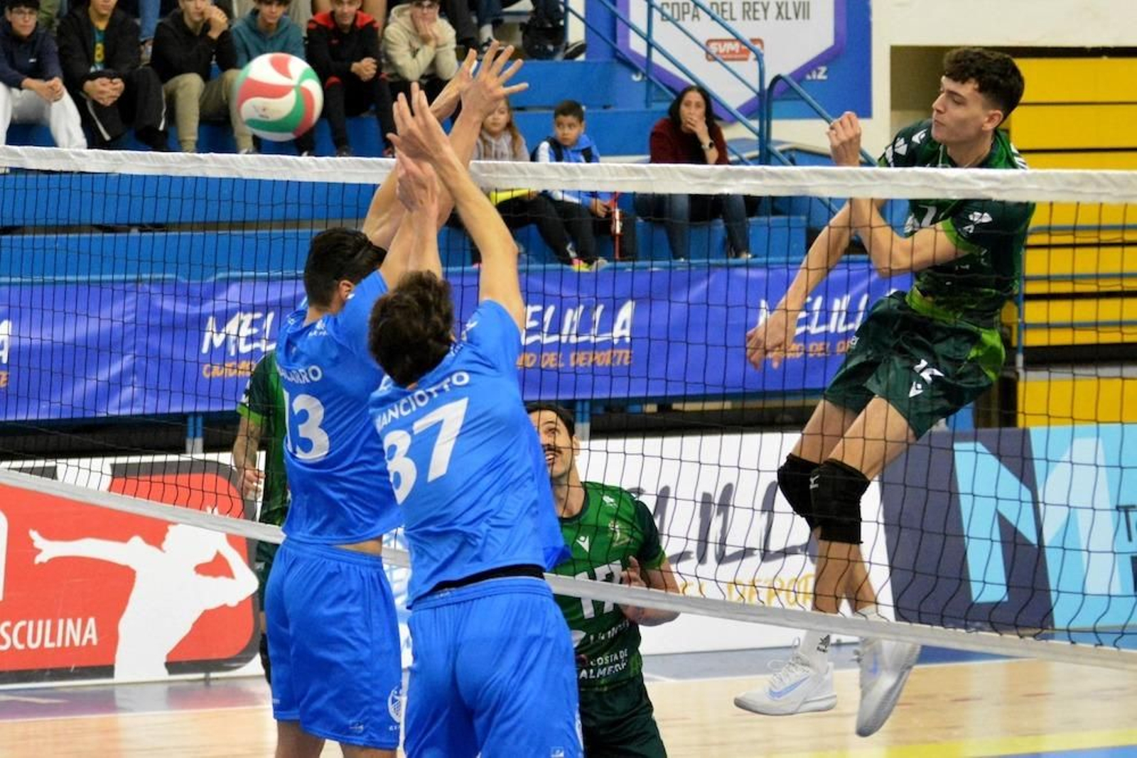 Dos jugadores del conjunto melillense intentan realizar un bloqueo ante el remate de los ahorradores.