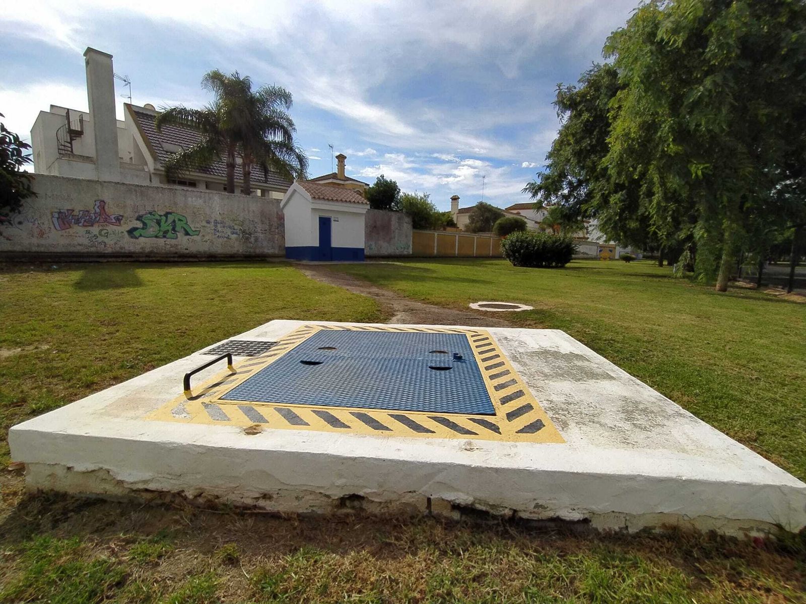 Infraestructuras de pluviales que se han quedado dentro del parque canino de Camposoto.