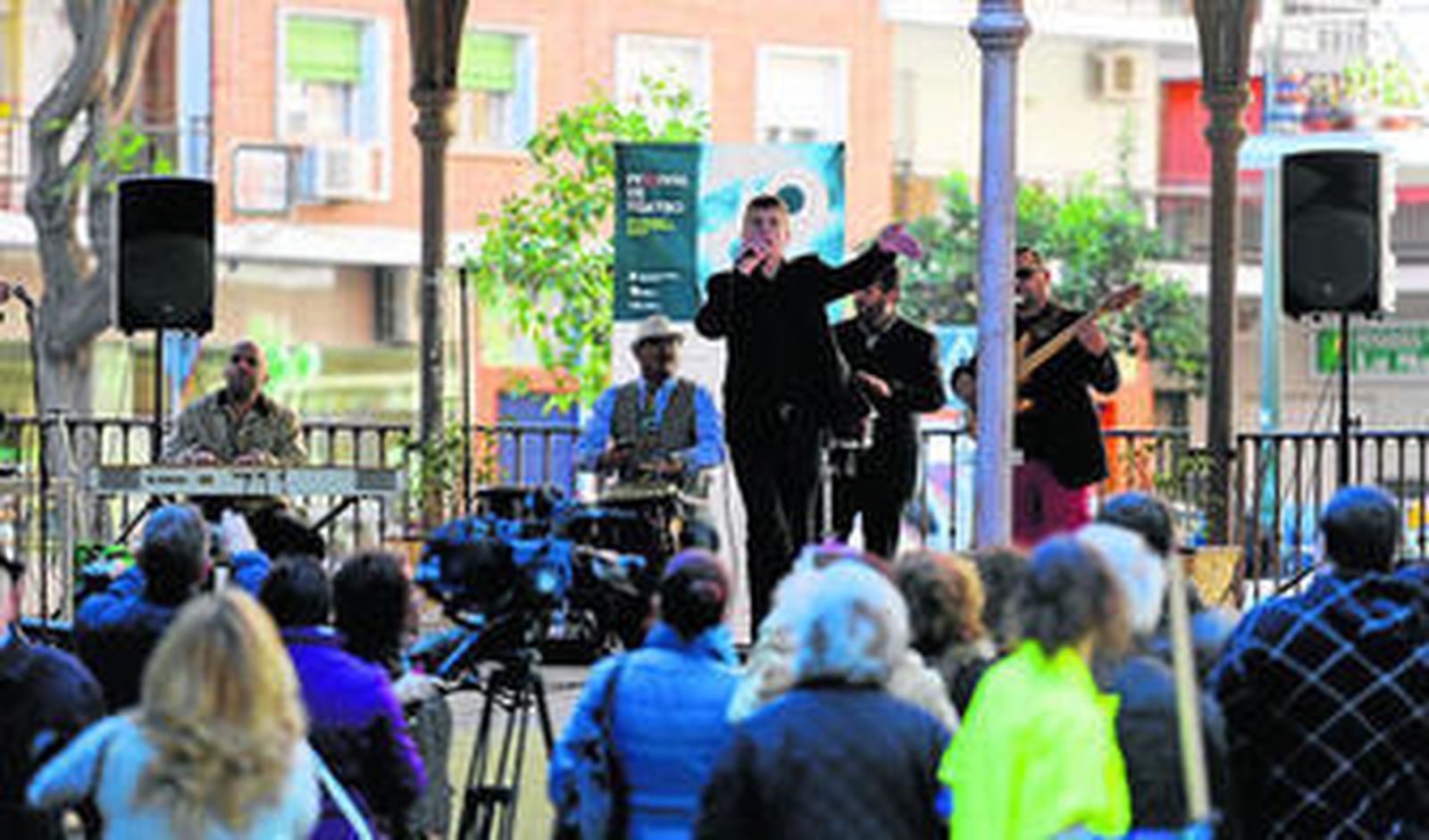 Javier Ojeda, con los Hispano-Cubans, ayer, en la actuación ofrecida en la Plaza Mozart.