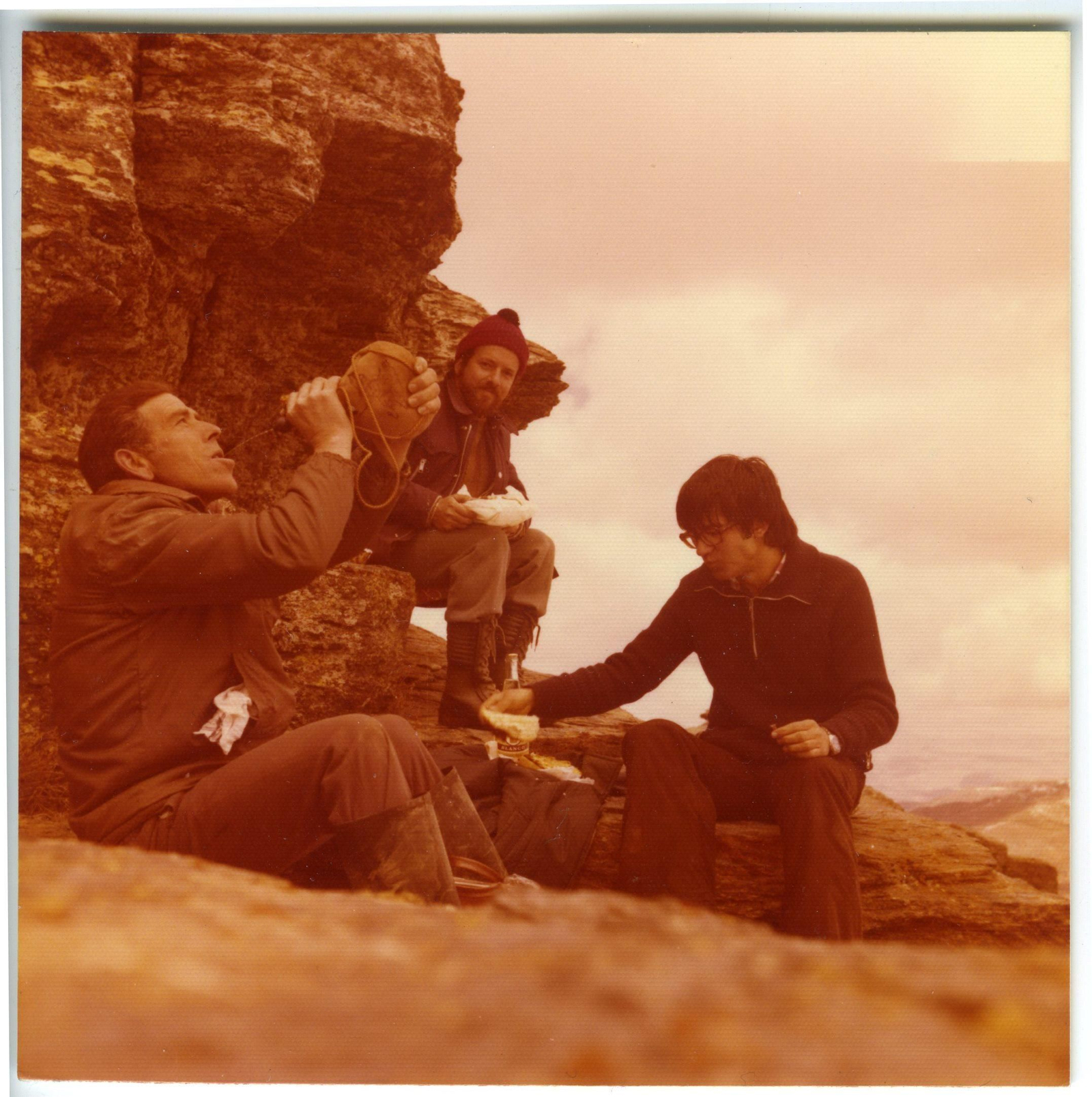 Comiendo tras las rocas a inicios de los 70, durante los trabajos previos a la construcción de las cúpulas.