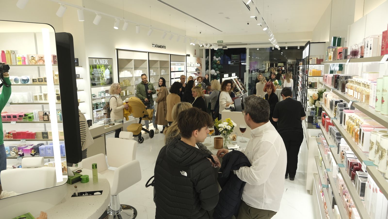 Perfumería Júlia abre de nuevo sus puertas, en Almería