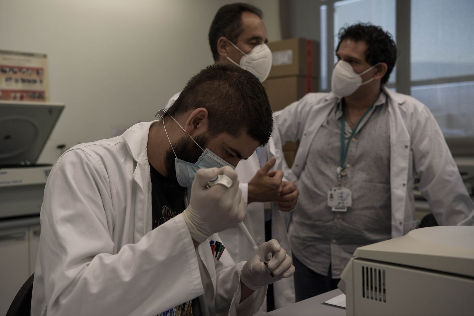 Un joven trabaja en los laboratorios Genyo de la capital.