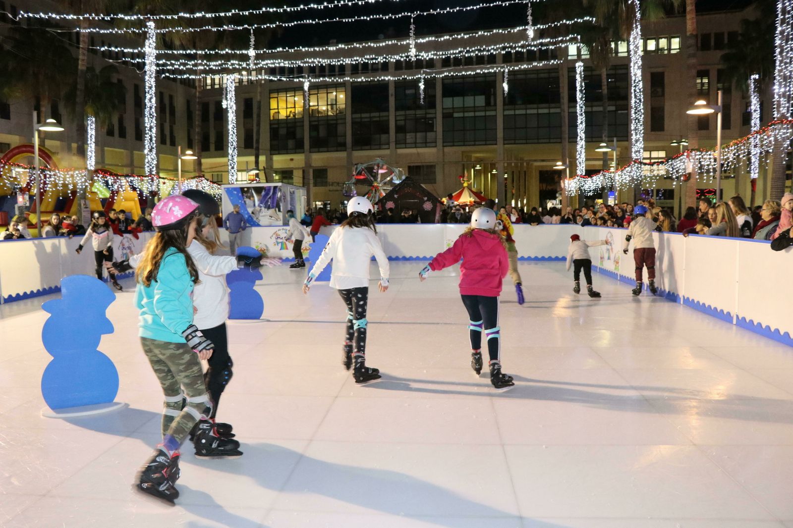 Las pistas de hielo artificial se han convertido en un clásico navideño en muchos municipios como El Ejido