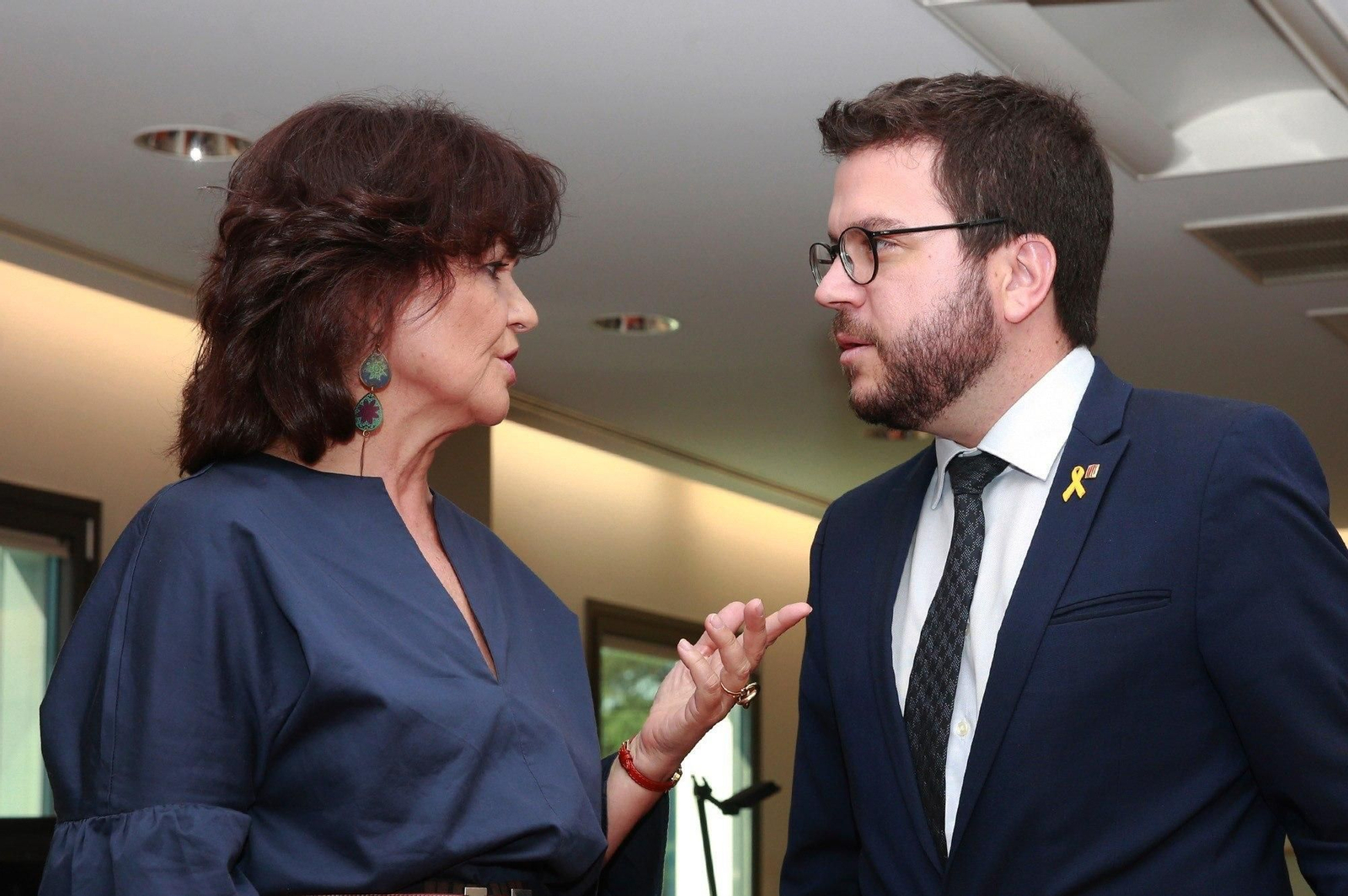 Carmen Calvo conversa con Pere Aragonès.