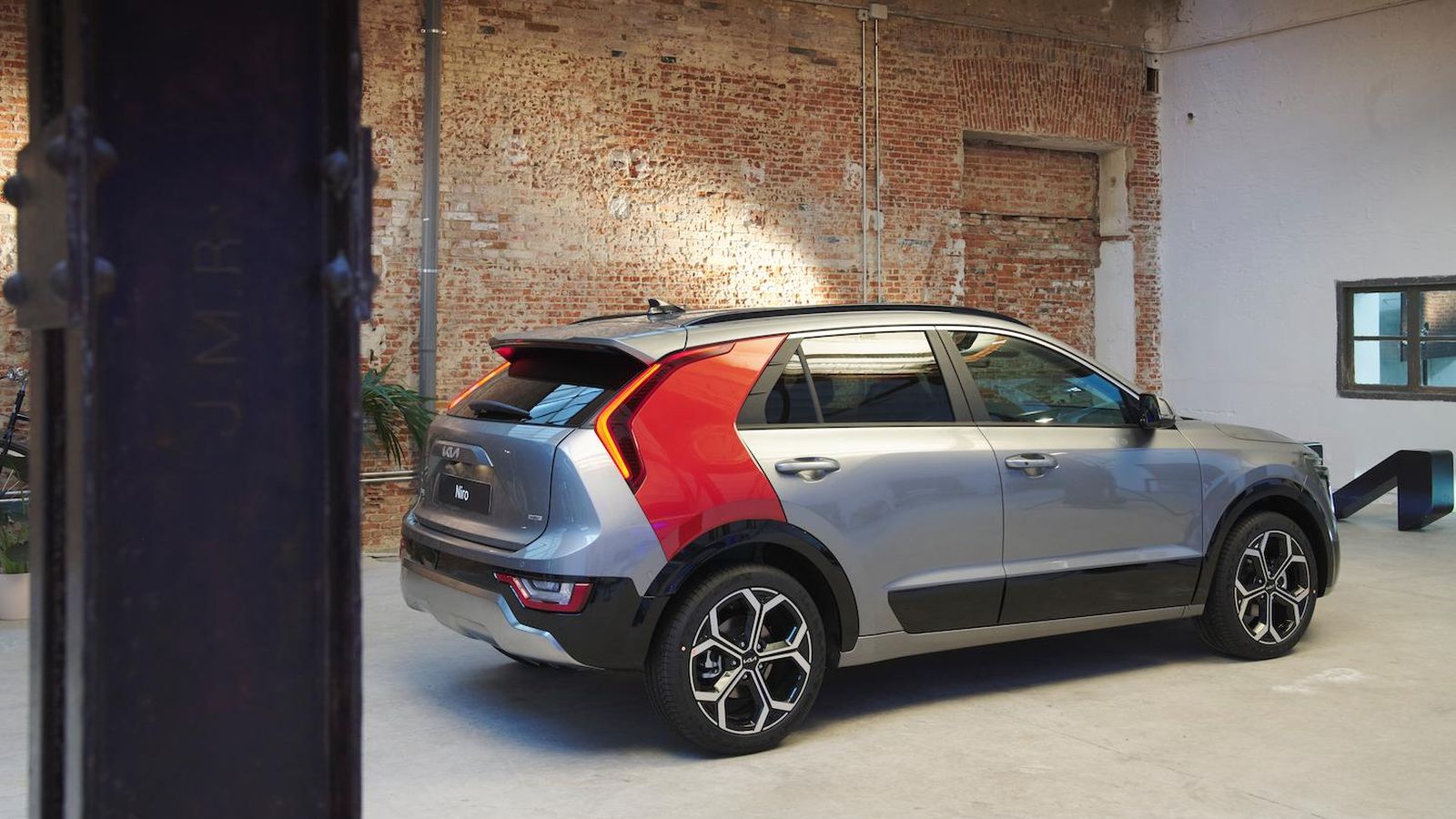 El revestimiento del pilar C tiene una función aerodinámica, para que el aire pase a través de él; y decorativa, en tanto que puede elegirse en los dos niveles de equipamiento más alto con tres colores distintos.