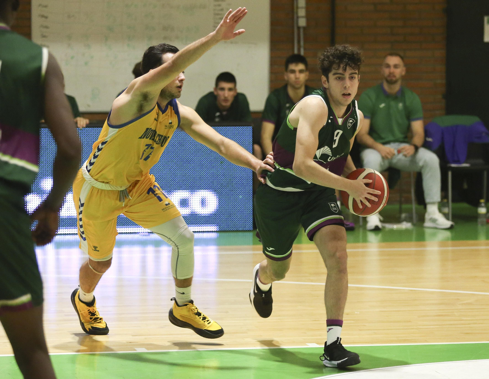 El Novaschool se lleva el derbi ante el Unicaja en Los Guindos