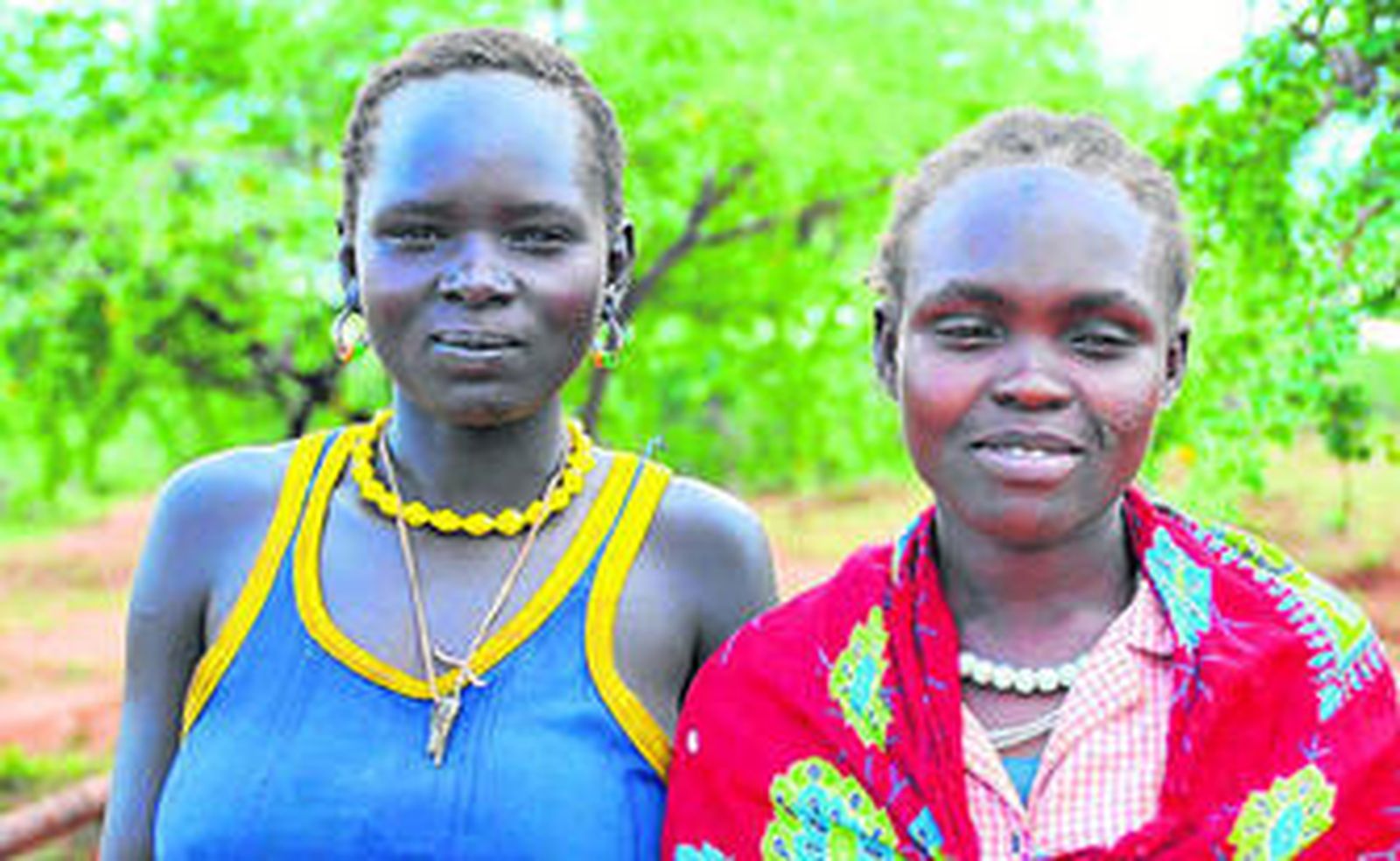 Dos mujeres de las tribus que habitan en la región africana de Amakuriat.