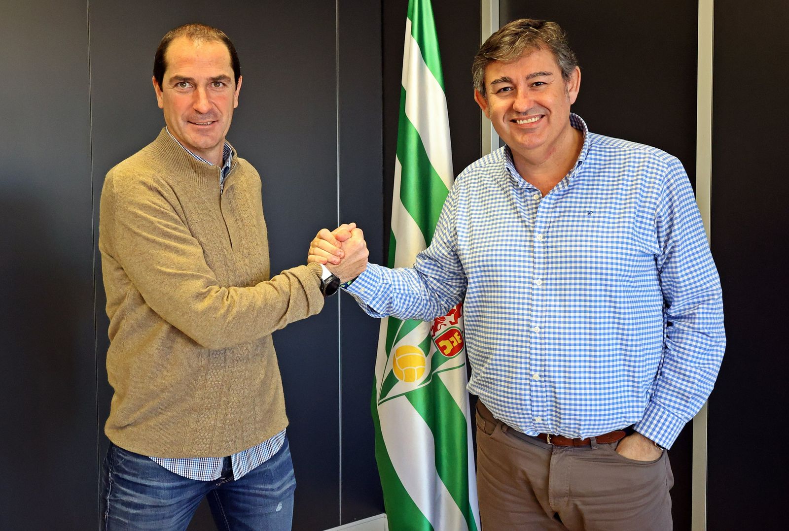 Diego Caro y Javier González Calvo, presidente del Córdoba, estrechan sus manos tras el acuerdo alcanzado.