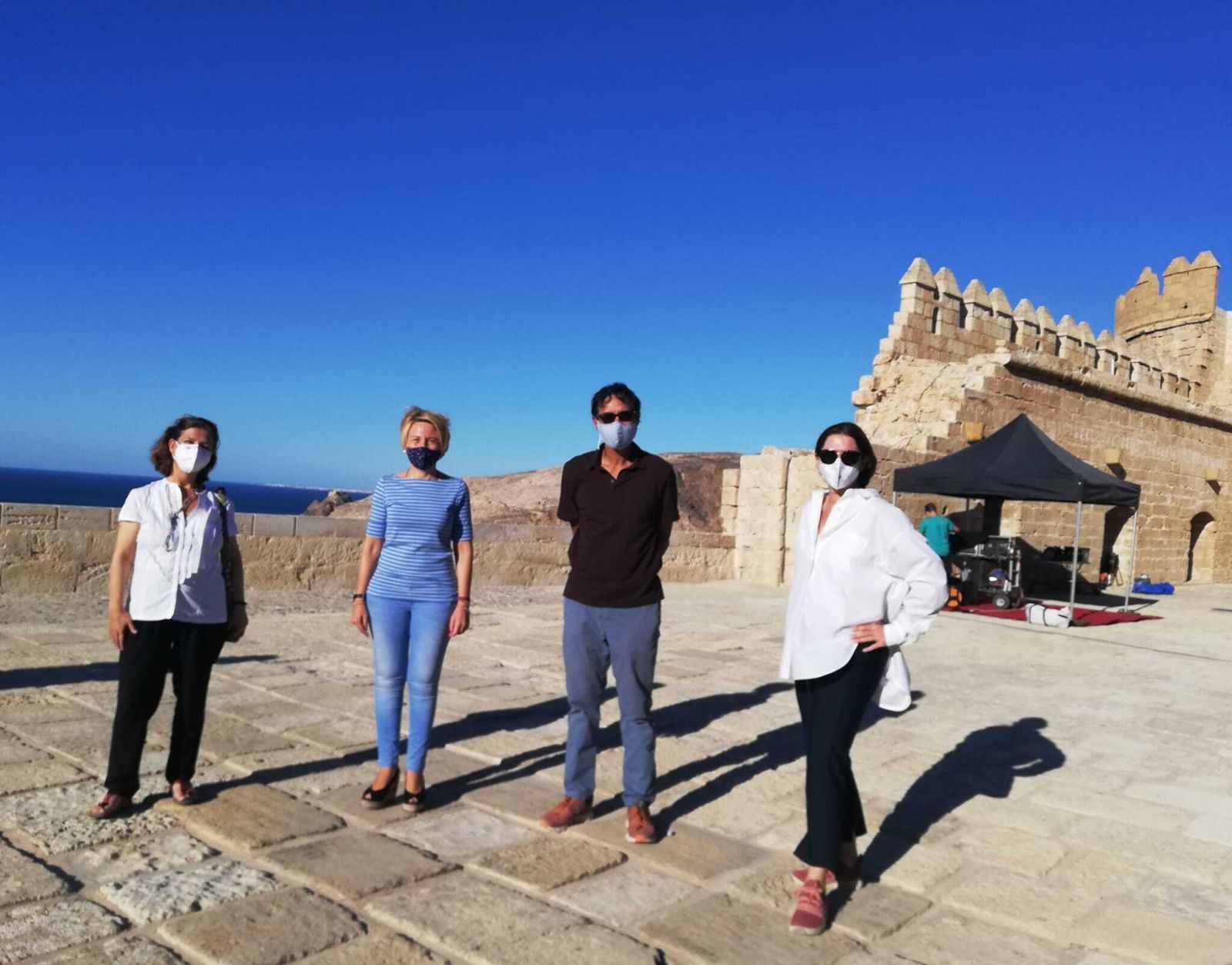 La delegada Eloisa Cabrera con el director del documental y representantes de las productoras.