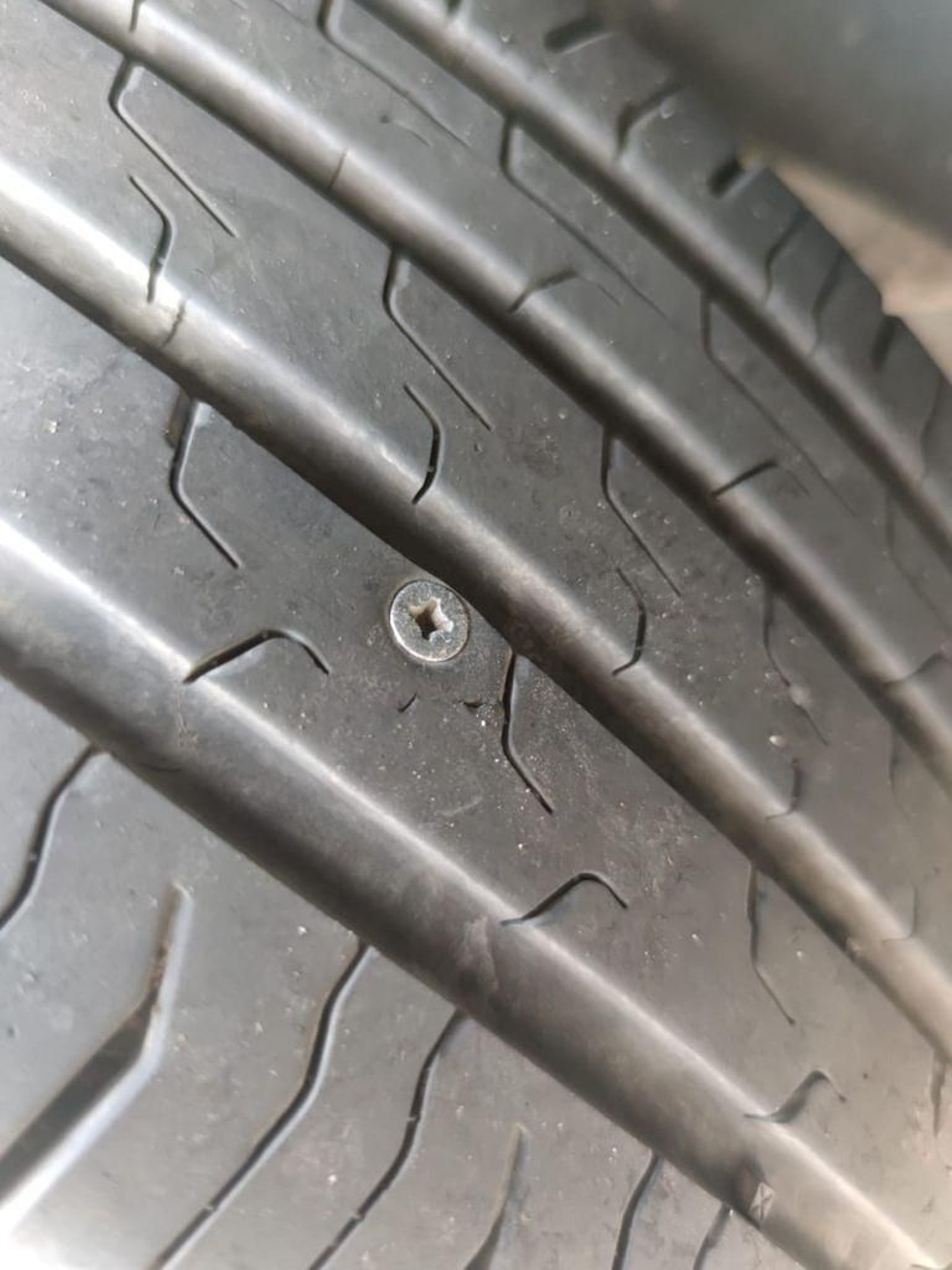 Tornillo clavado en un neumático.