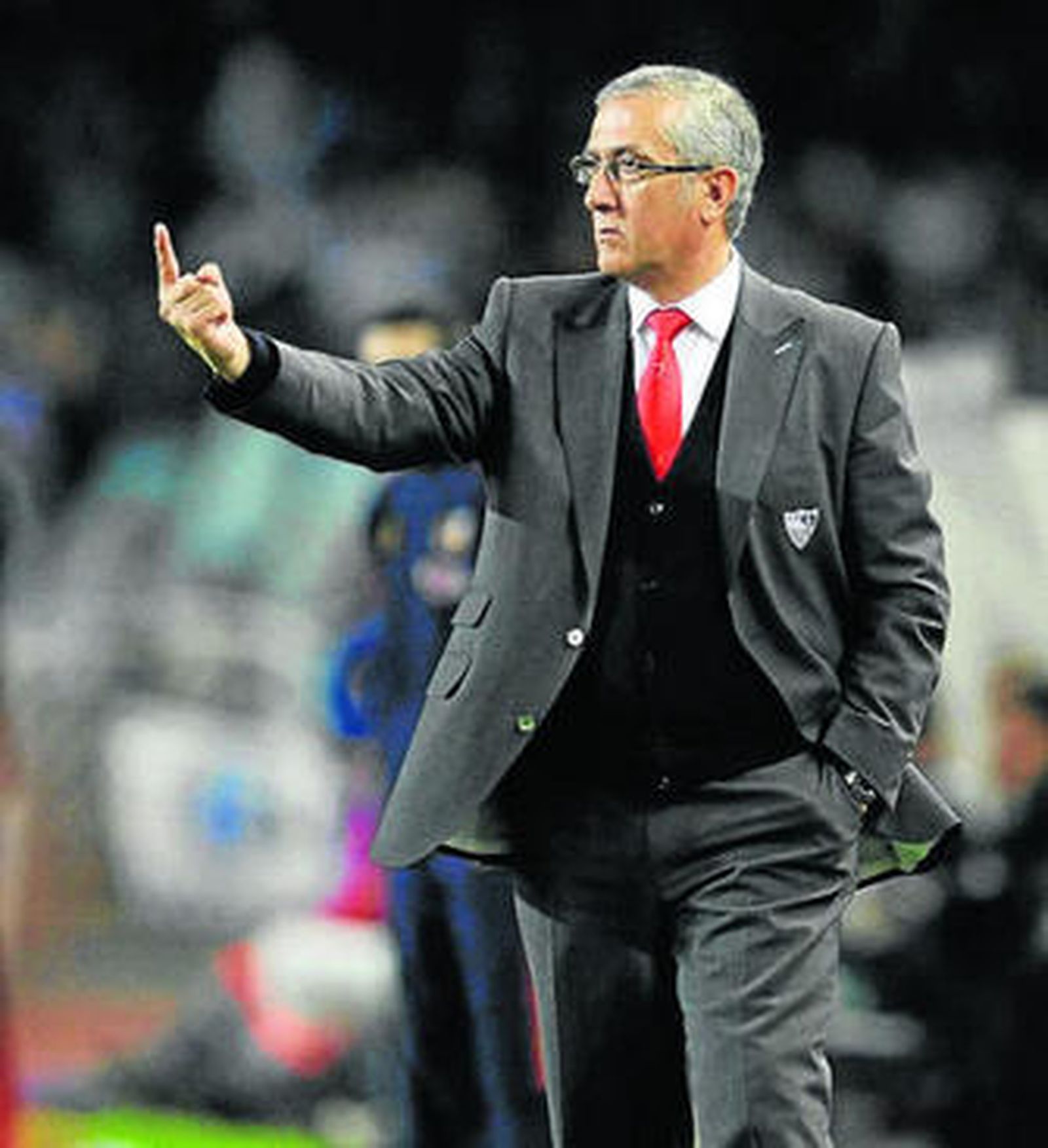 Gregorio Manzano da instrucciones a sus jugadores.