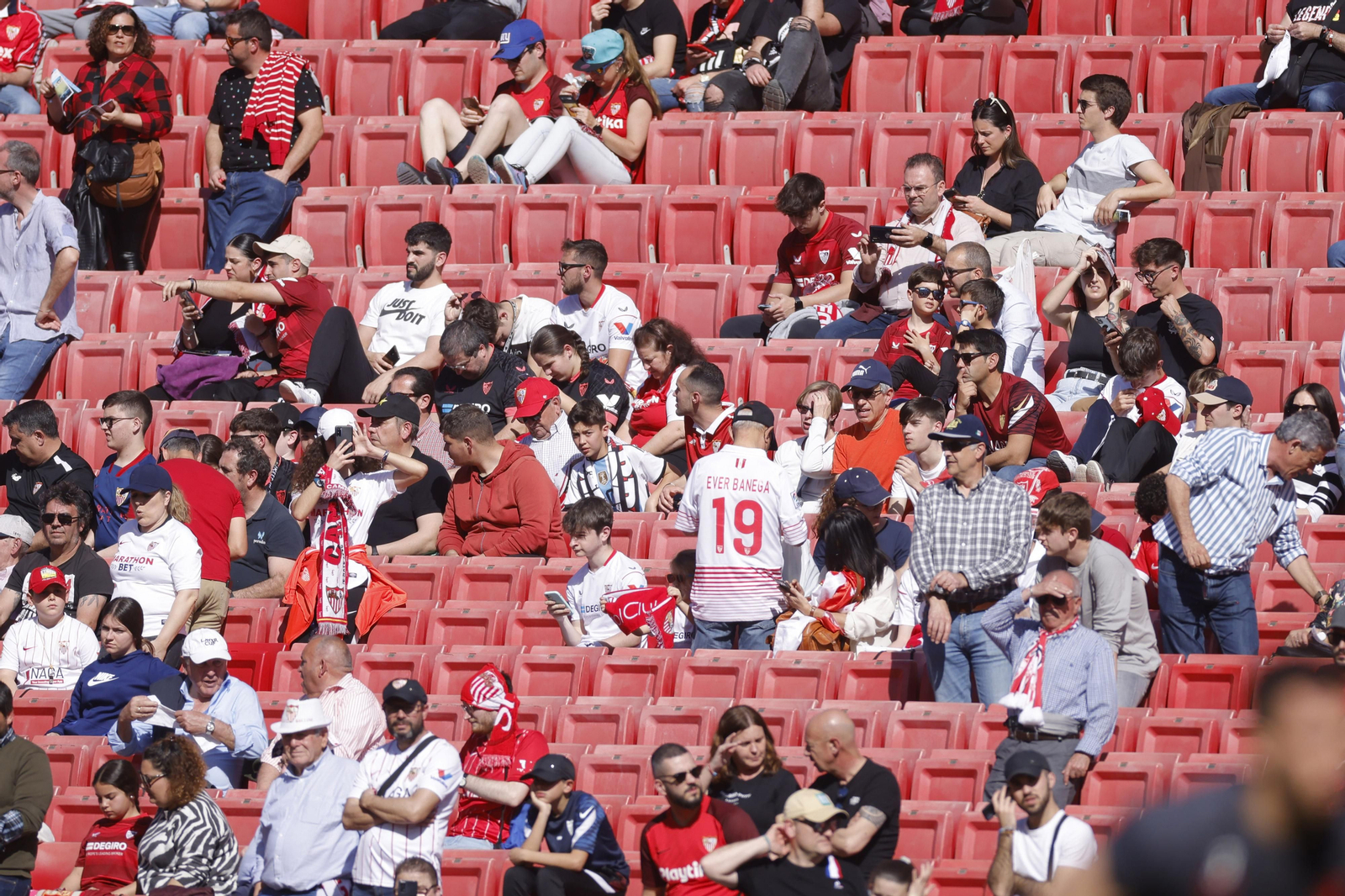 Búscate en las fotos del Sevilla-Almería