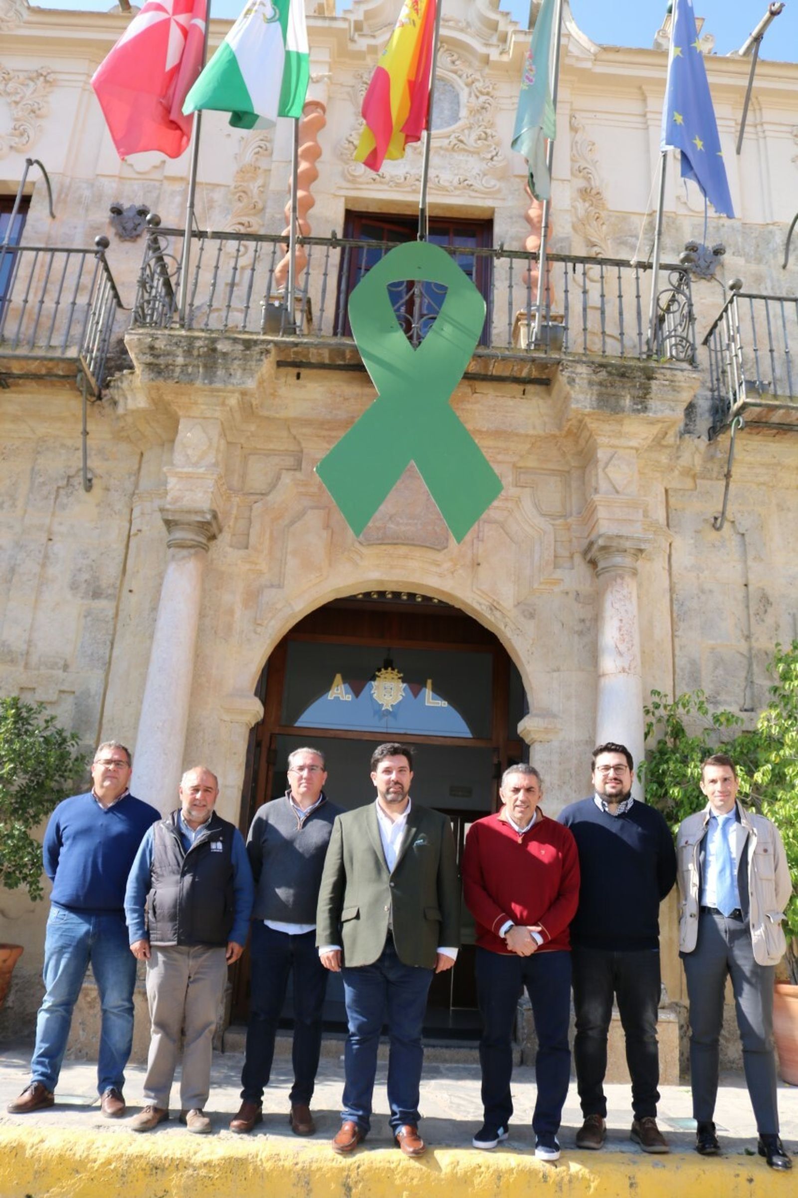 El lazo verde colocado en el Ayuntamiento de Lora  del Río en solidaridad con el sector agrícola.