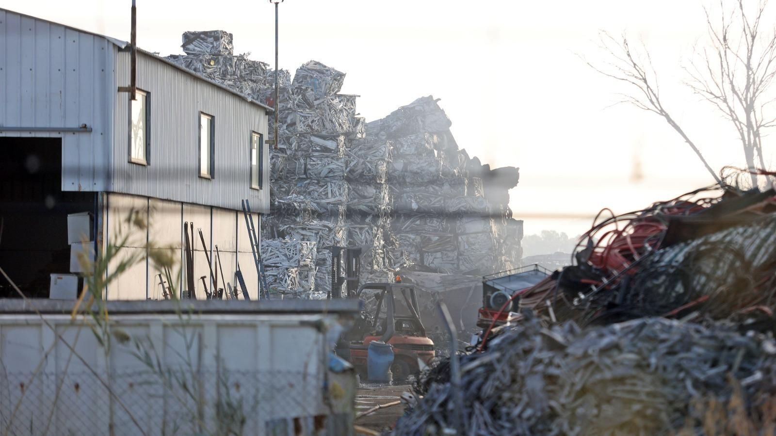 Espectacular incendio en una chatarrería de Jerez