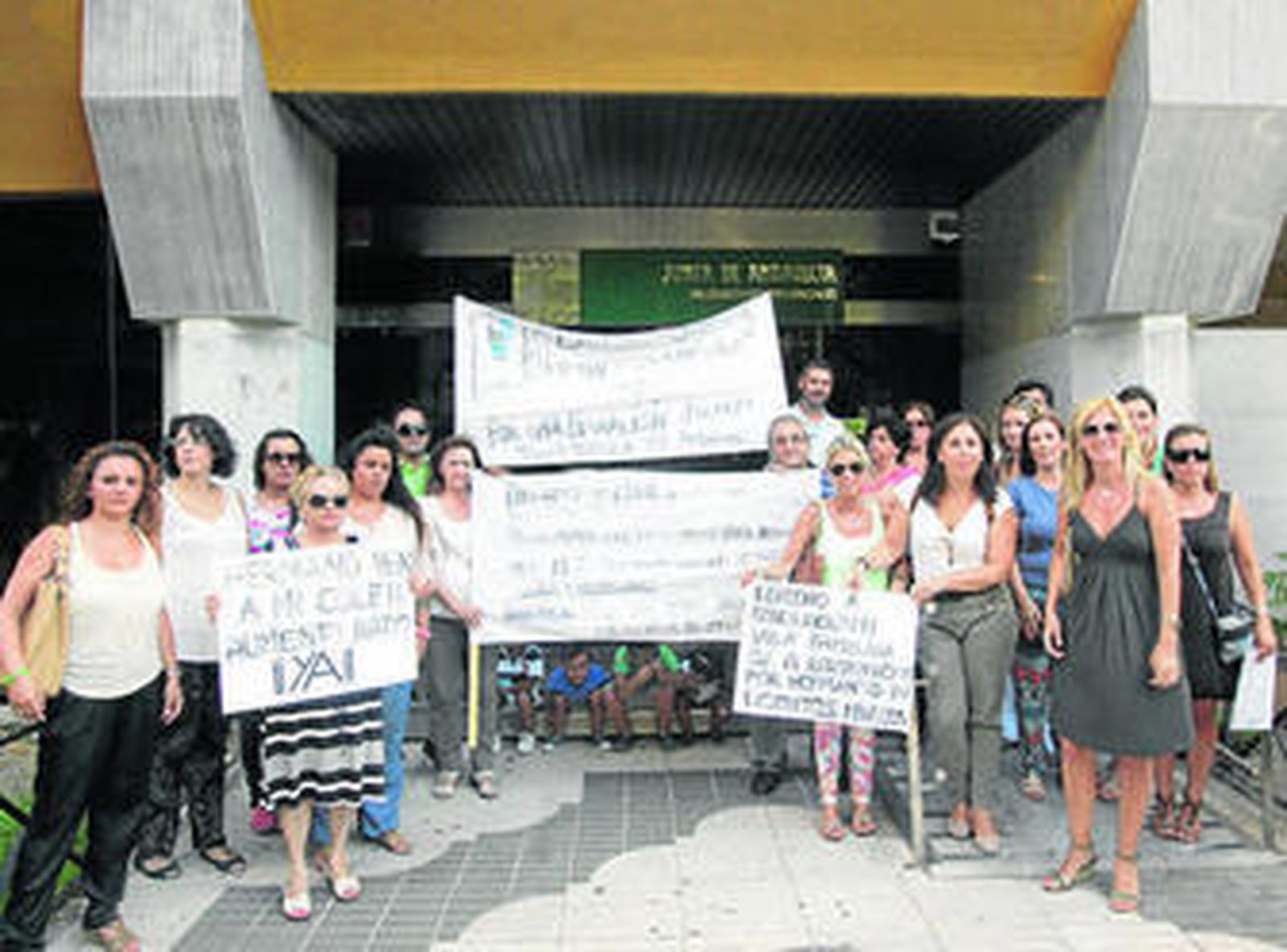 La plataforma Hermano ven a mi cole 2013 frente a la Delegación Territorial de Educación.