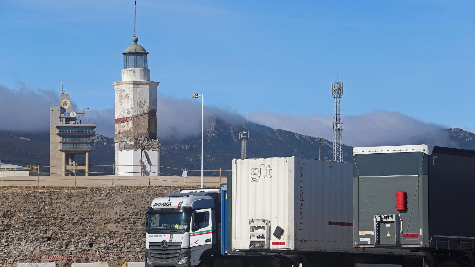 Un camión y dos remolques estacionados en Isla Verde.