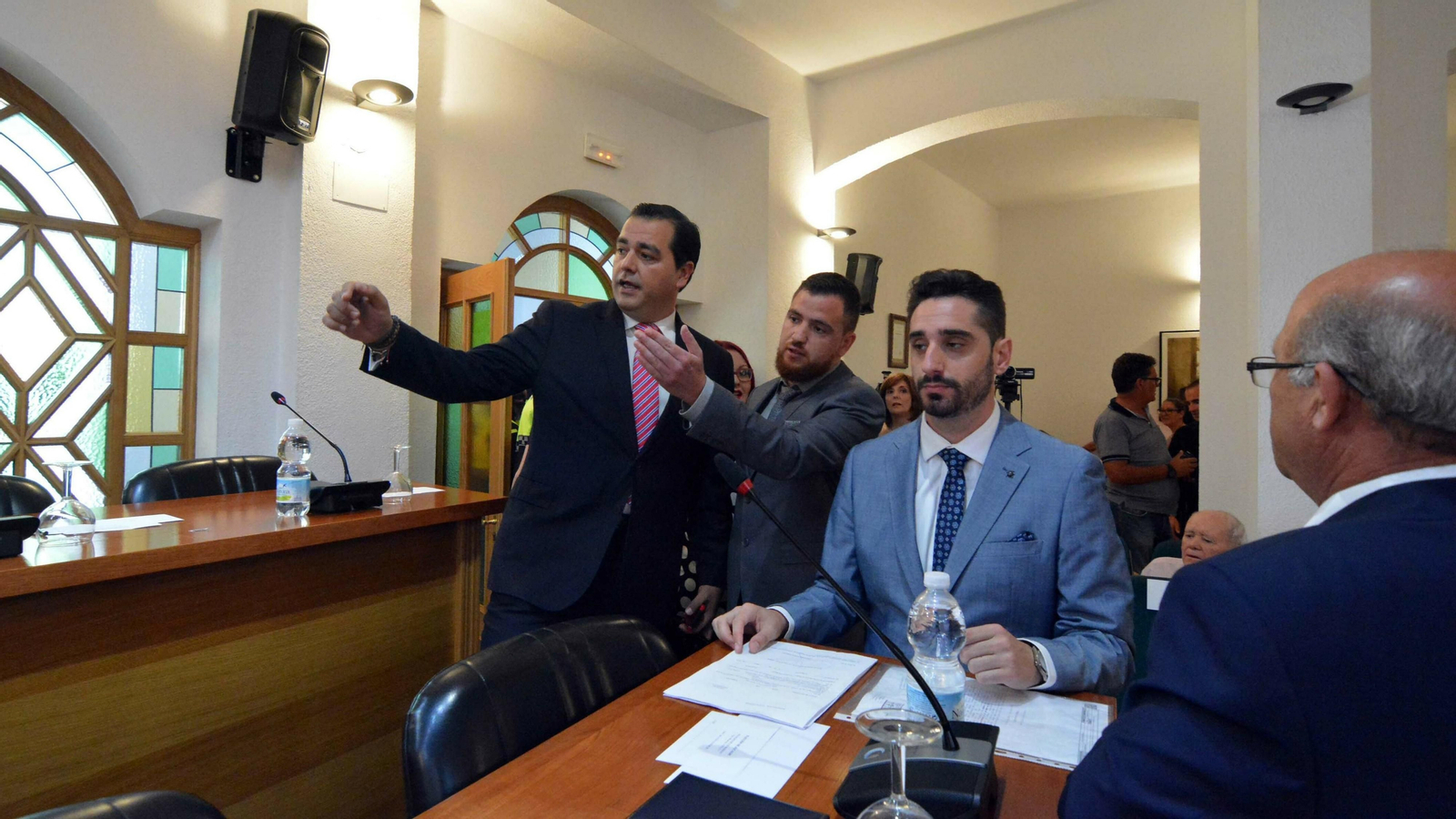 El Pleno de investidura de los Barrios en imágenes