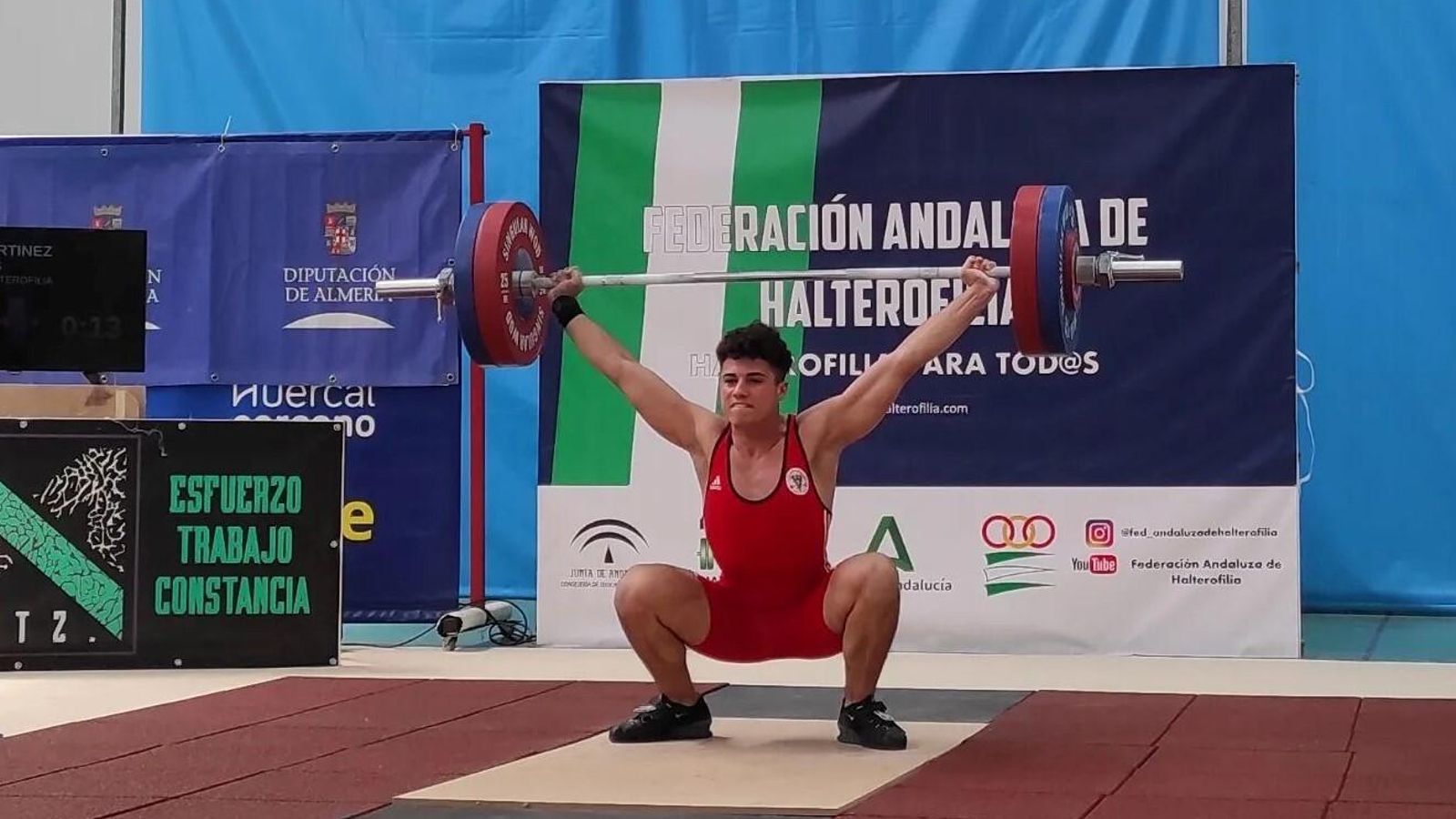 Manuel Zurera, del Club Amigos de la Halterofilia, durante el campeonato de Andalucía absoluto.