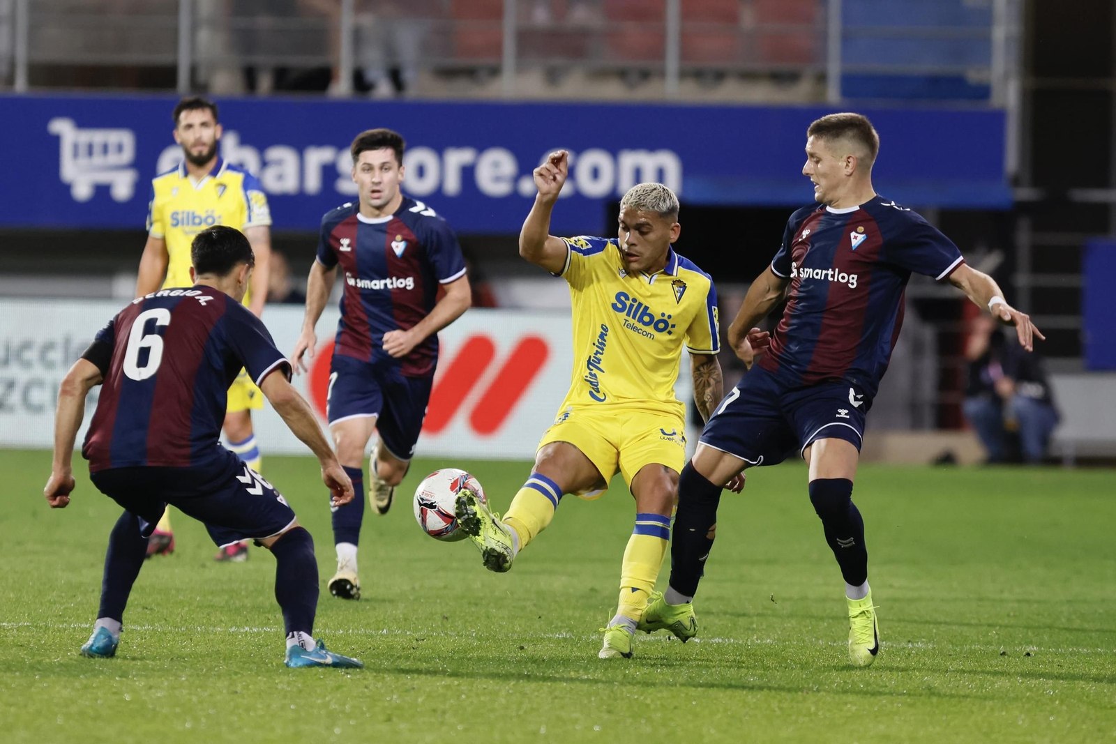 Las imágenes del partido de fútbol Éibar - Cádiz