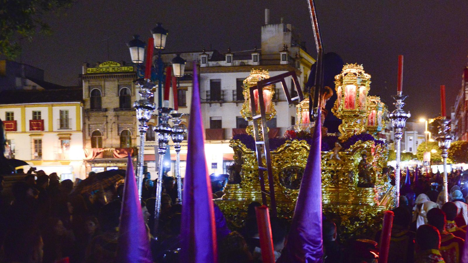 El Nazareno de la O regresa bajo la lluvia a su parroquia.