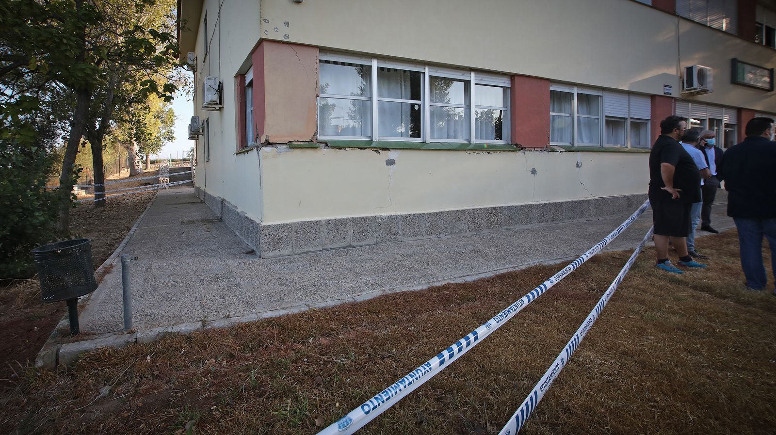 Protestas de los padres y madres del colegio de El Torno por el mal estado en que se encuentra el centro