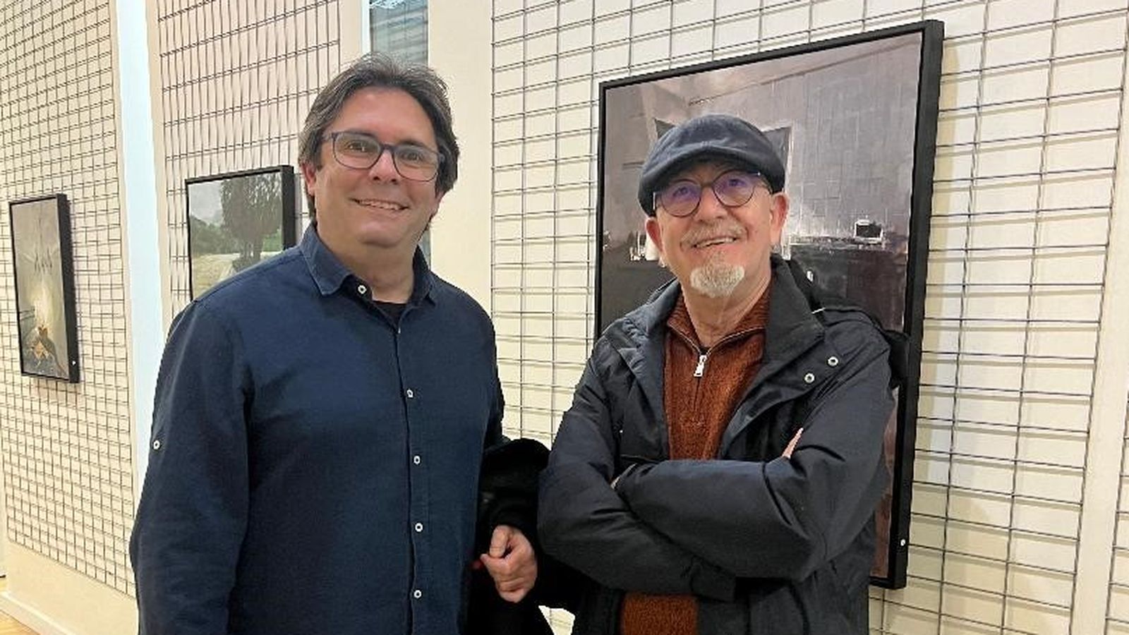 Los pintores Cecilio Chaves y Pepe Palacios en la Galería Benot durante la inauguración.