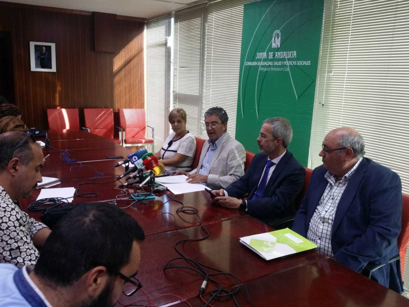 Un momento de la rueda de prensa que ofreció ayer Manuel Herrera con los gerentes de las áreas sanitarias. Un momento de la rueda de prensa que ofreció ayer Manuel Herrera con los gerentes de las áreas sanitarias.