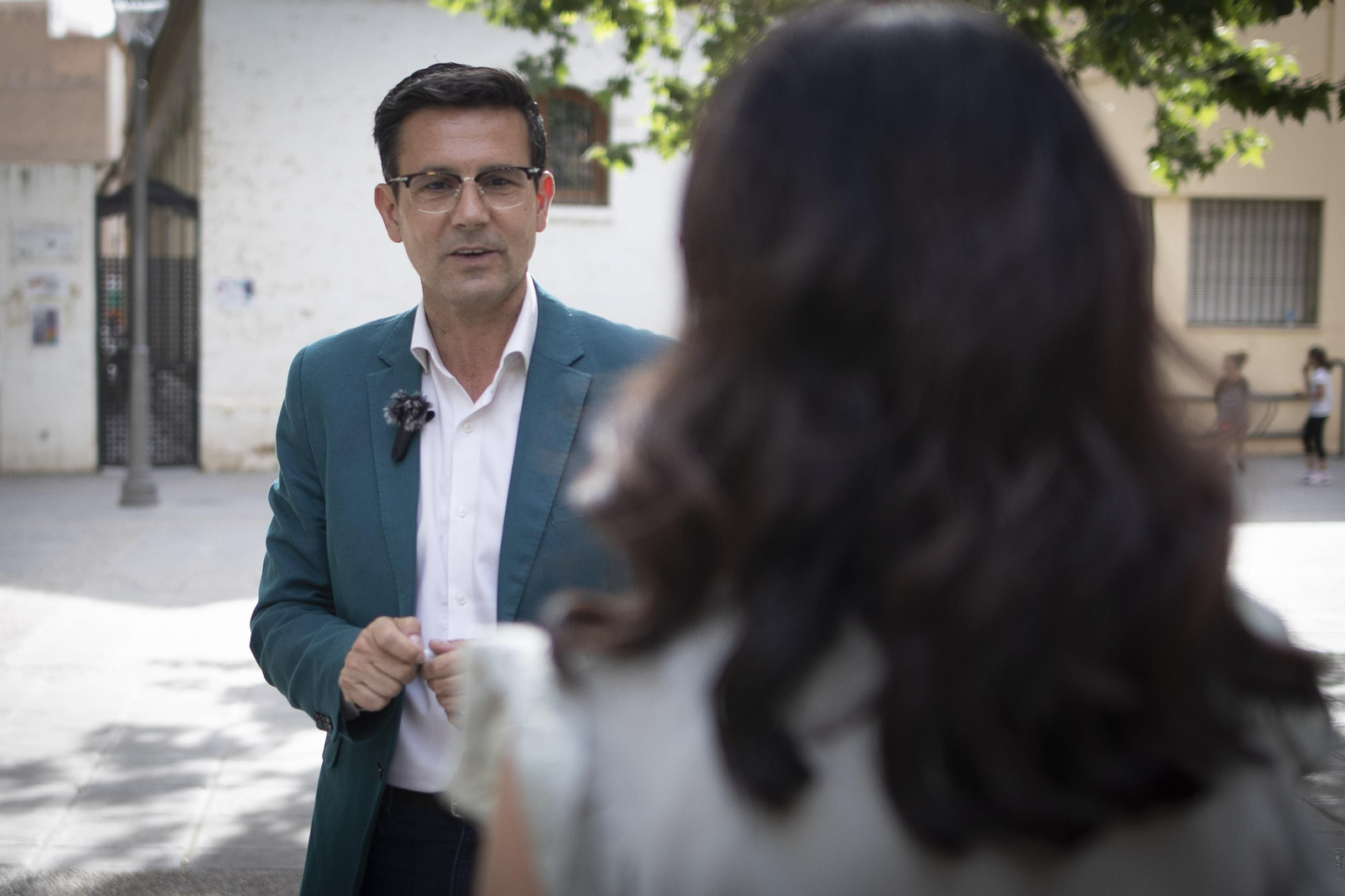 El paseo con Paco Cuenca, candidato del PSOE a la Alcaldía de Granada, en imágenes