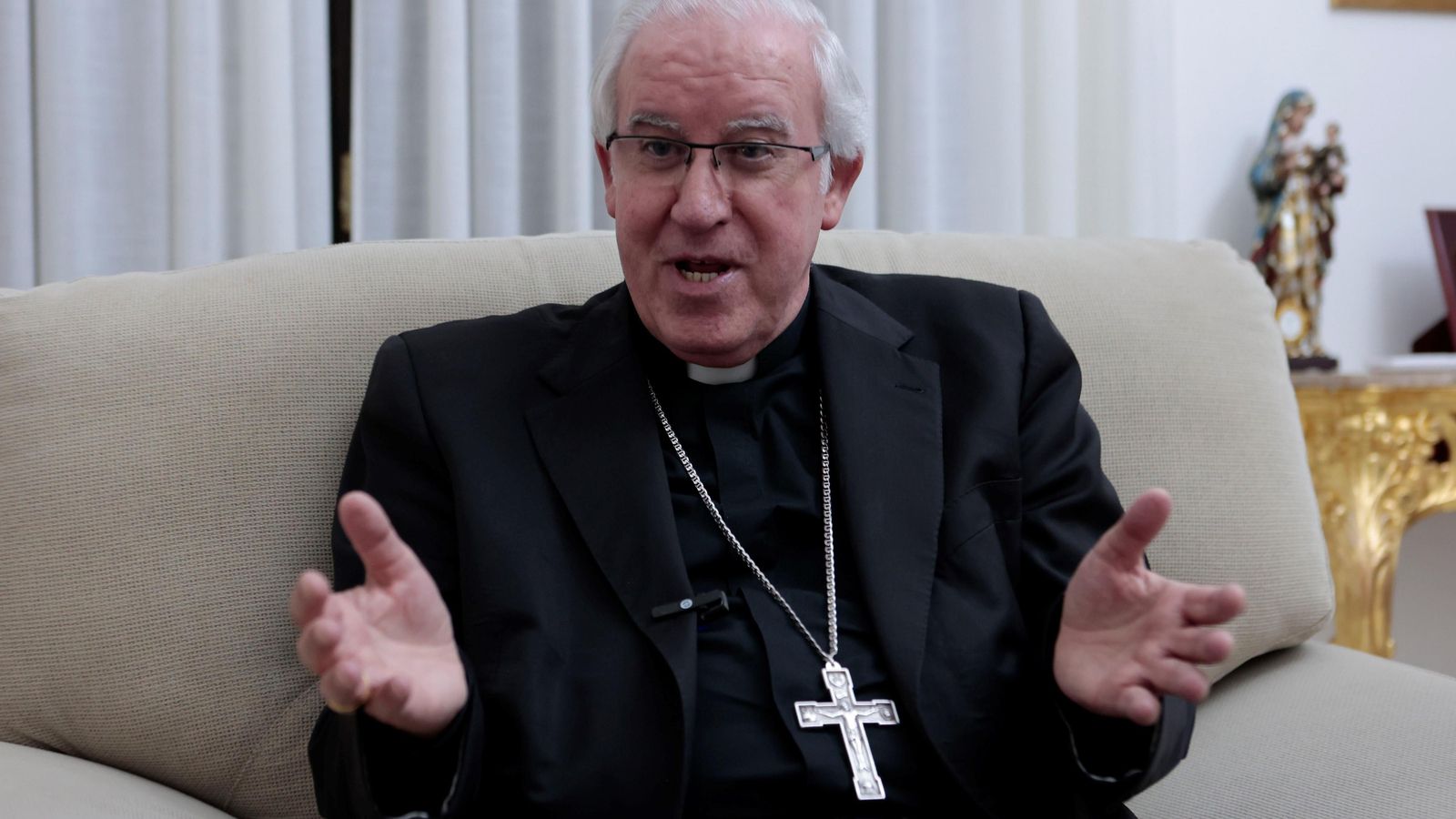 El arzobispo durante la entrevista.