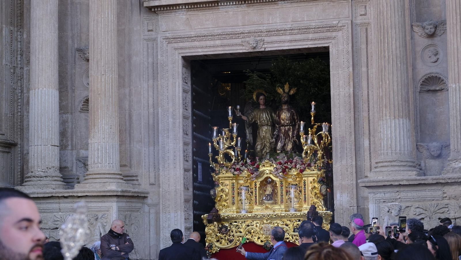 Estudiantes en la Semana Santa de Almería 2025