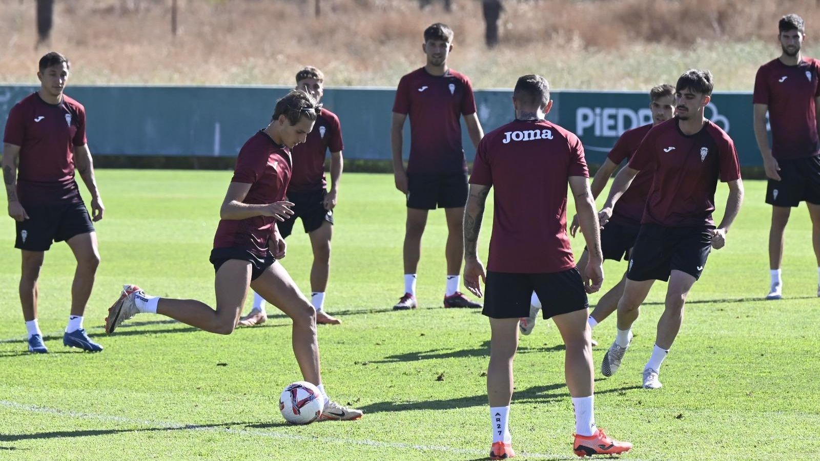 Álex Sala golpea un balón en un entrenamiento del Córdoba CF. Álex Sala golpea un balón en un entrenamiento del Córdoba CF.