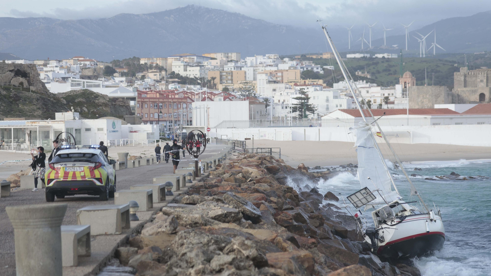 Las fotos del velero encallado en la playa chica de Tarifa
