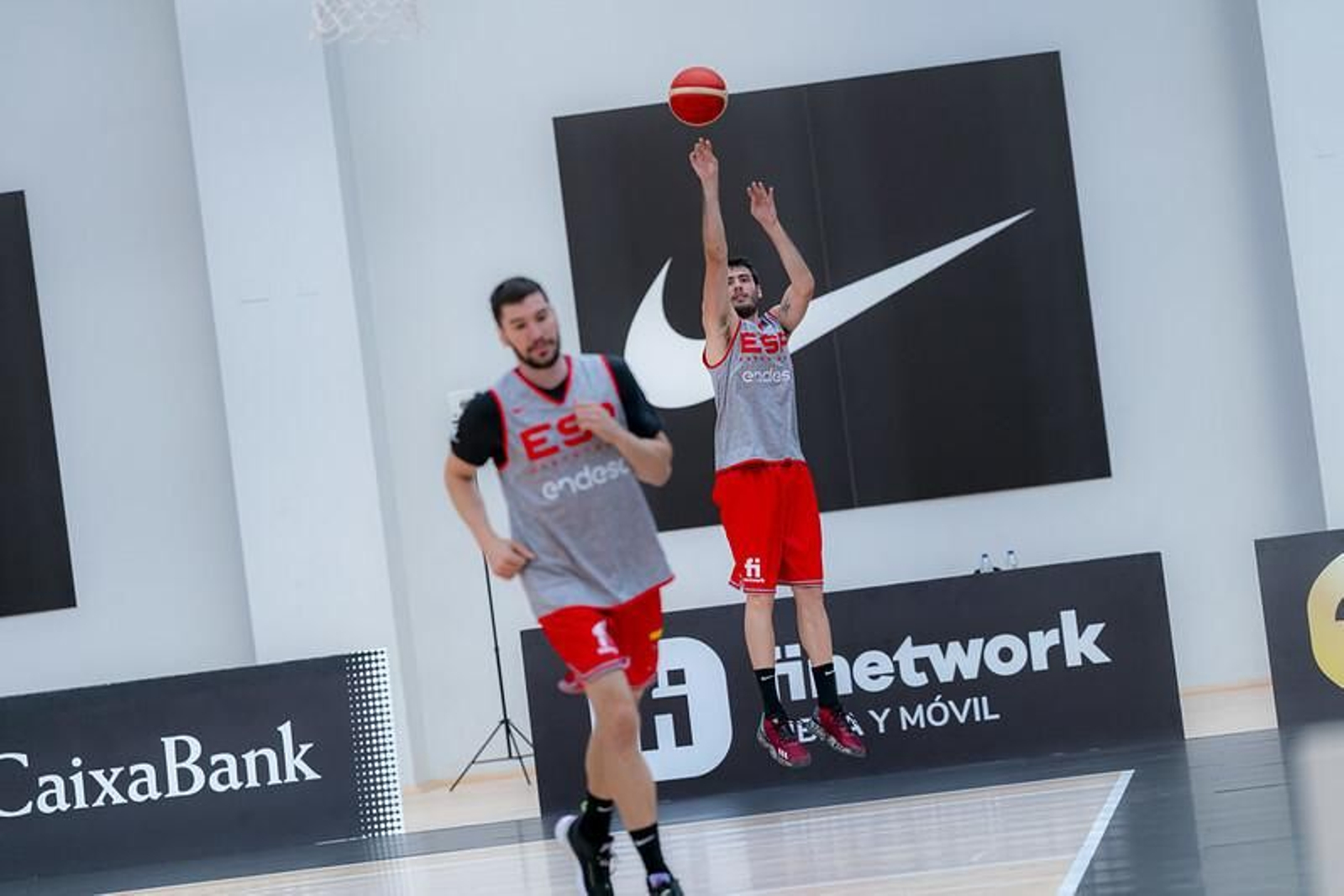 Las imágenes del primer entrenamiento de España, con Alberto Díaz
